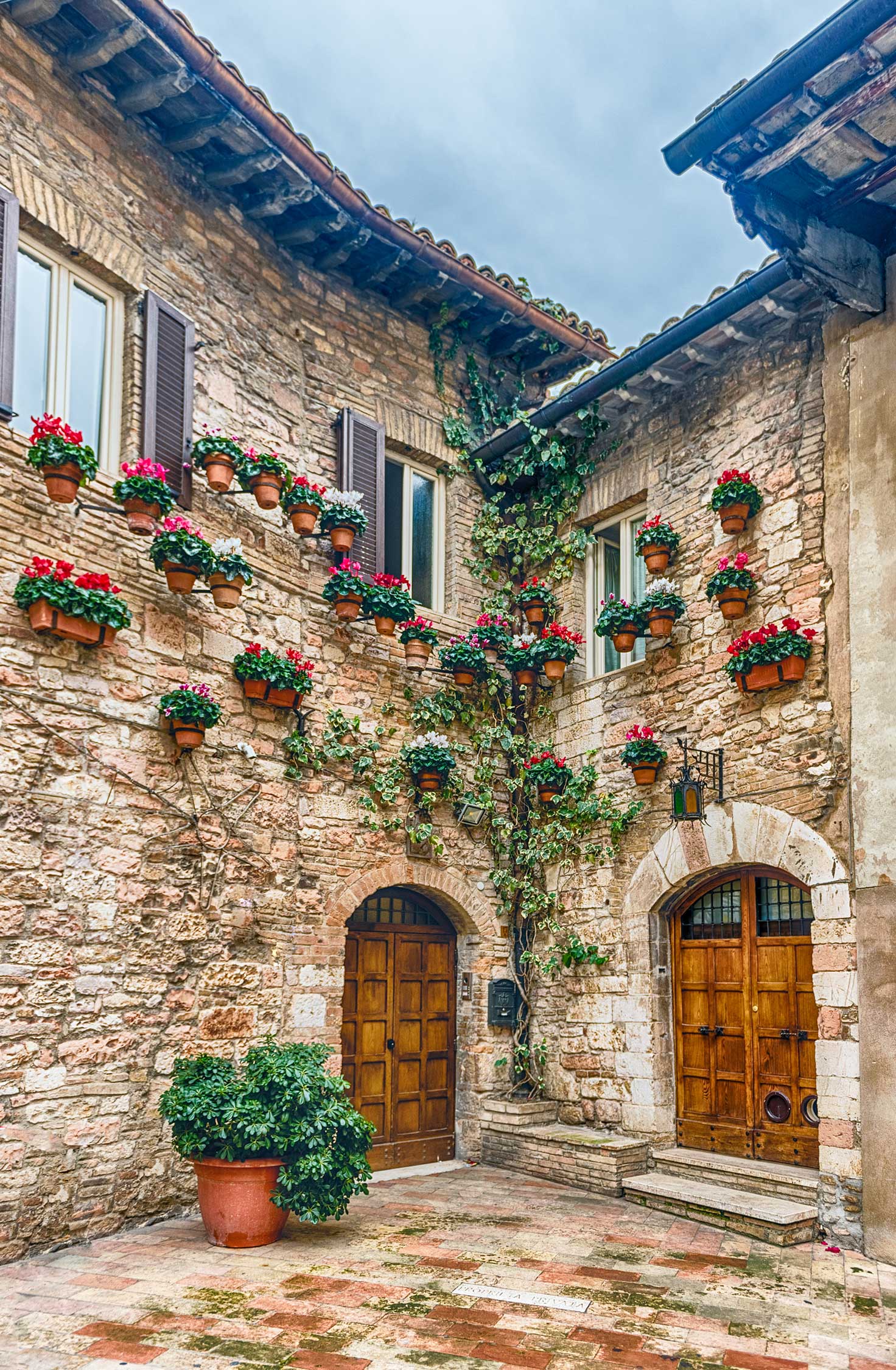 acliviaggi-assisi-urbino-frasassi-dettaglio-borgo-assisi-verticale-ma