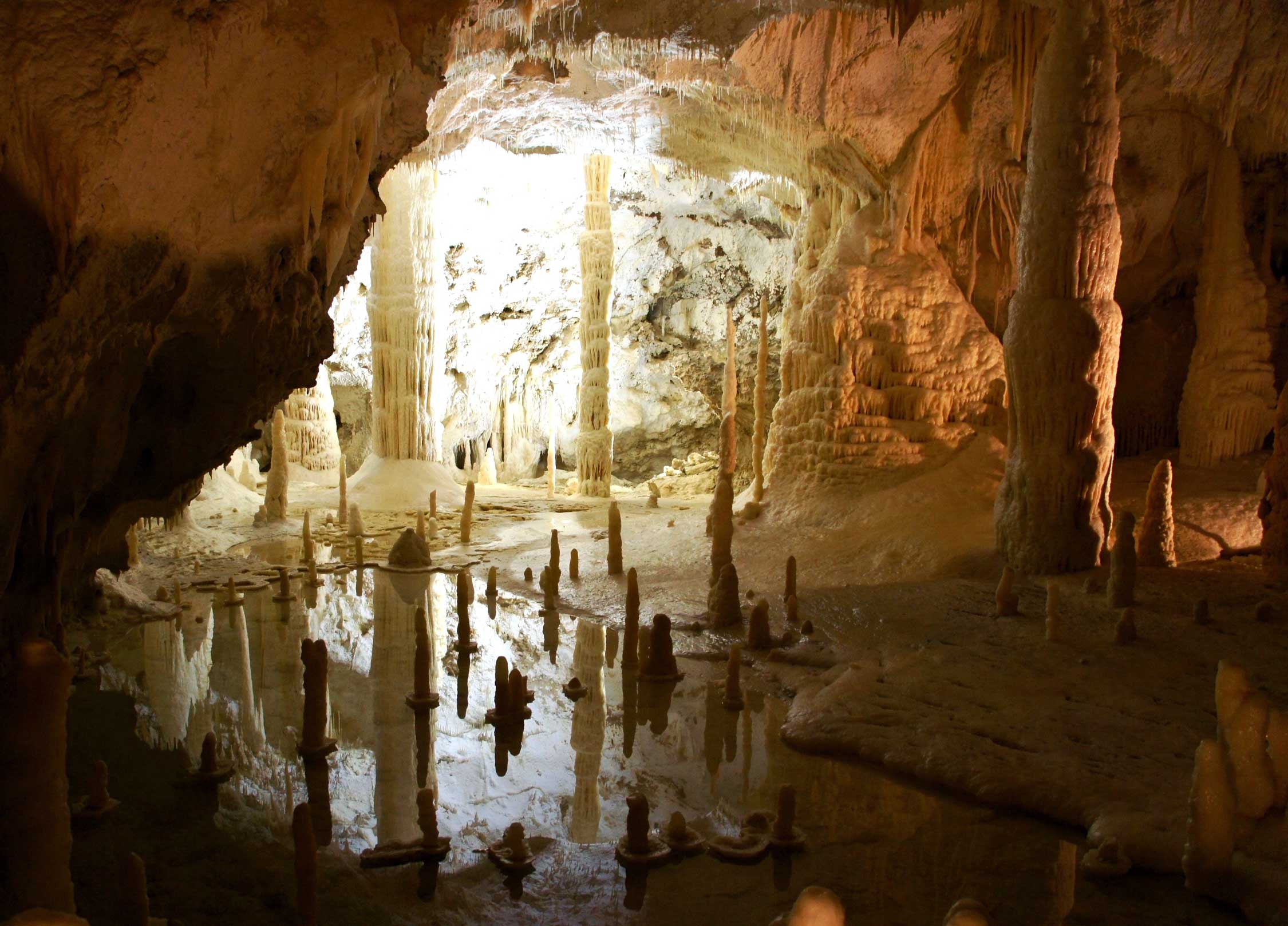acliviaggi-assisi-urbino-frasassi-grotte-frasassi-pb