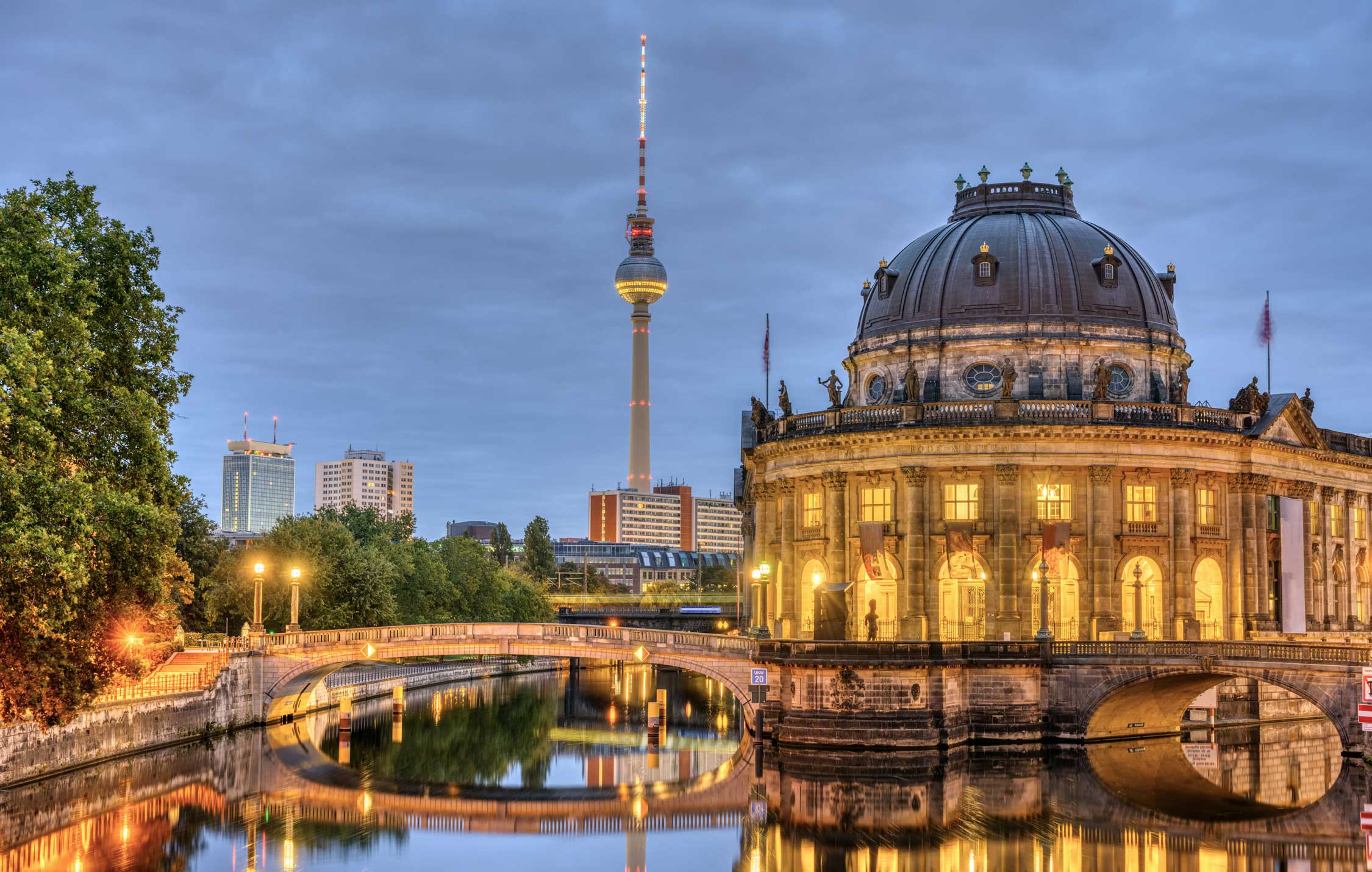 acliviaggi-berlino-bode-museum-television-tower-river-spree-berlin-twilight-ma