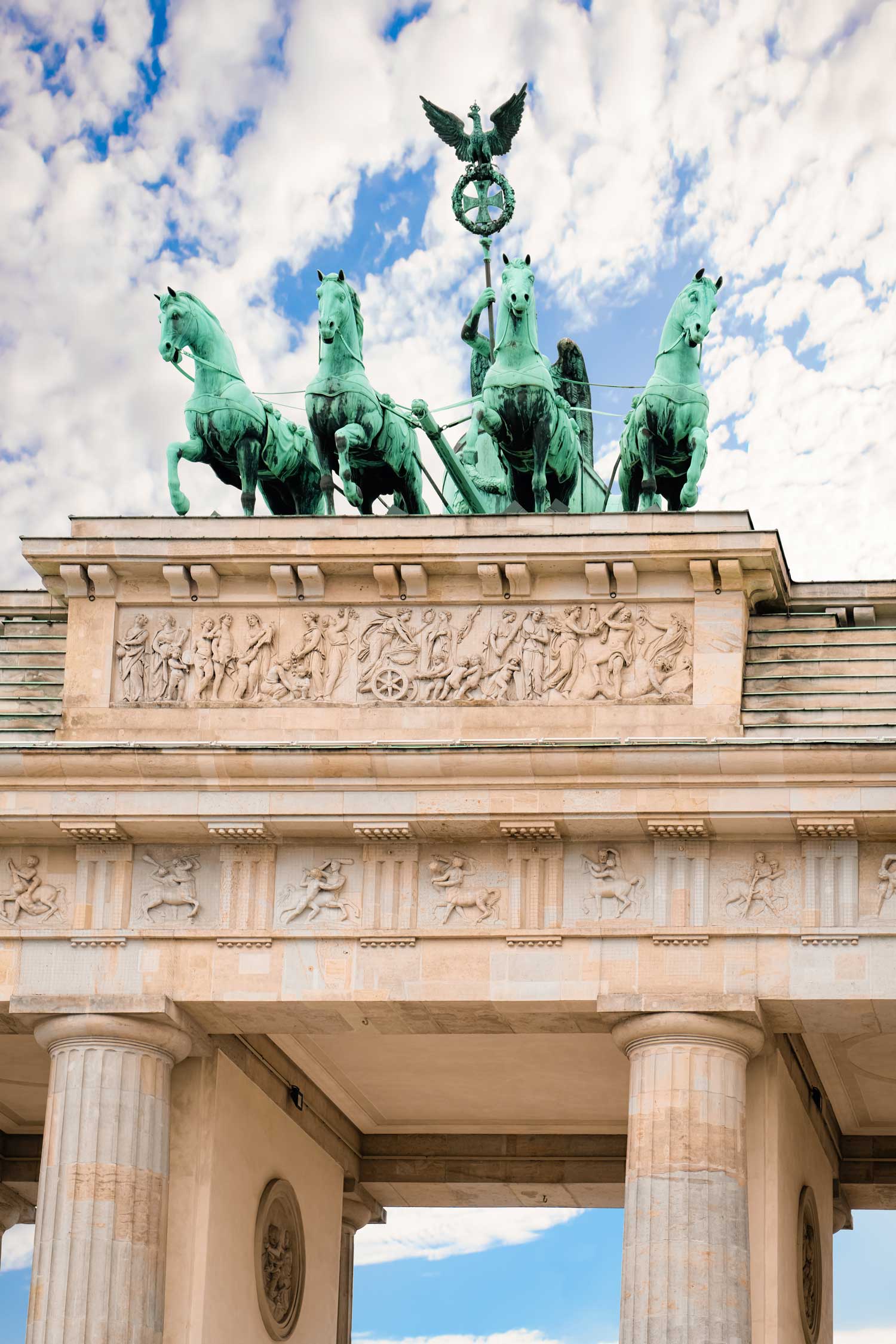 Vista frontale della Porta di Brandeburgo con la Quadriga sulla sommità, icona di Berlino situata sulla Pariser Platz.