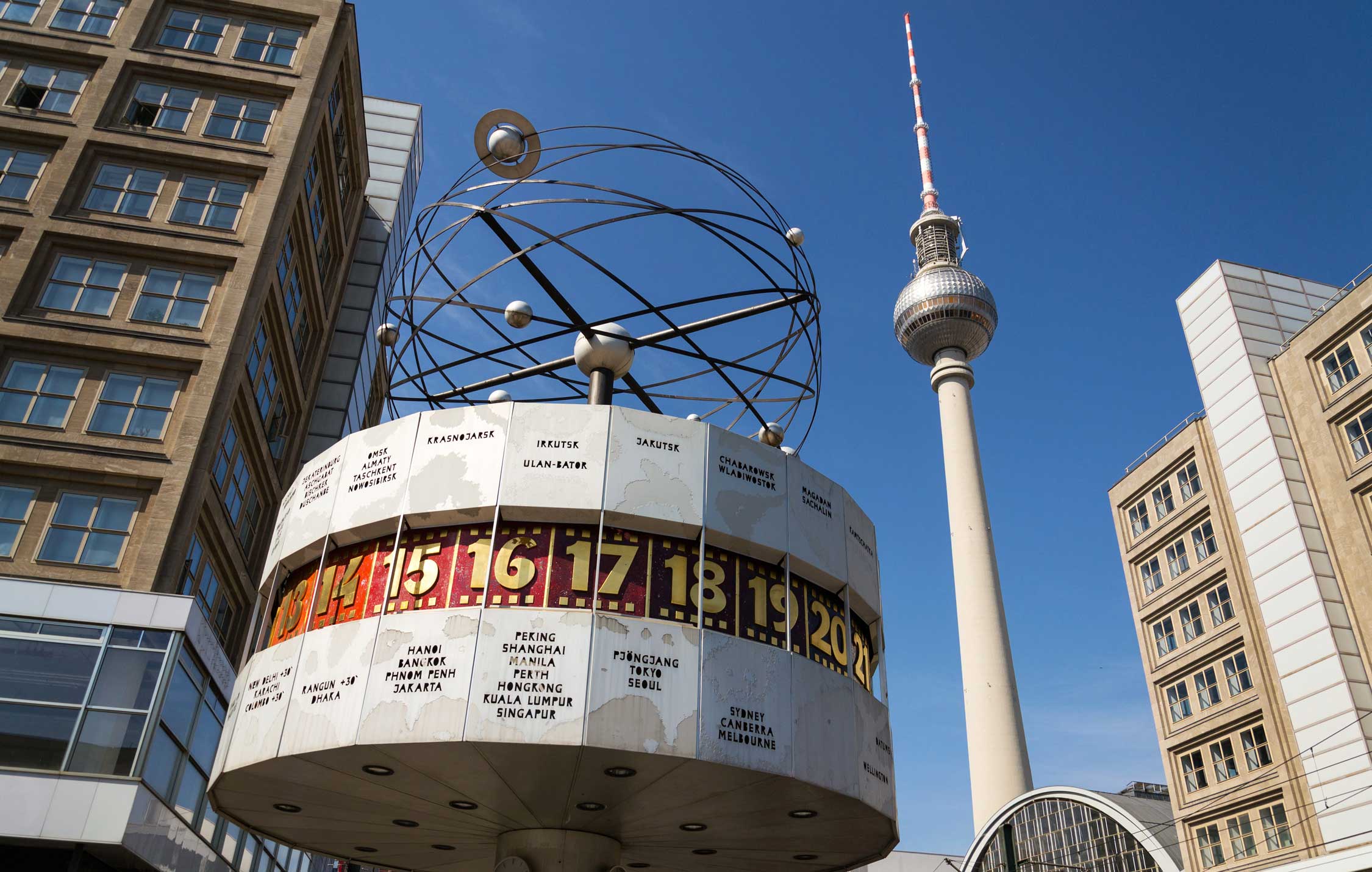 L'Orologio Mondiale (Weltzeituhr) ad Alexanderplatz a Berlino, che mostra l'ora di diverse zone del globo su una struttura rotante.