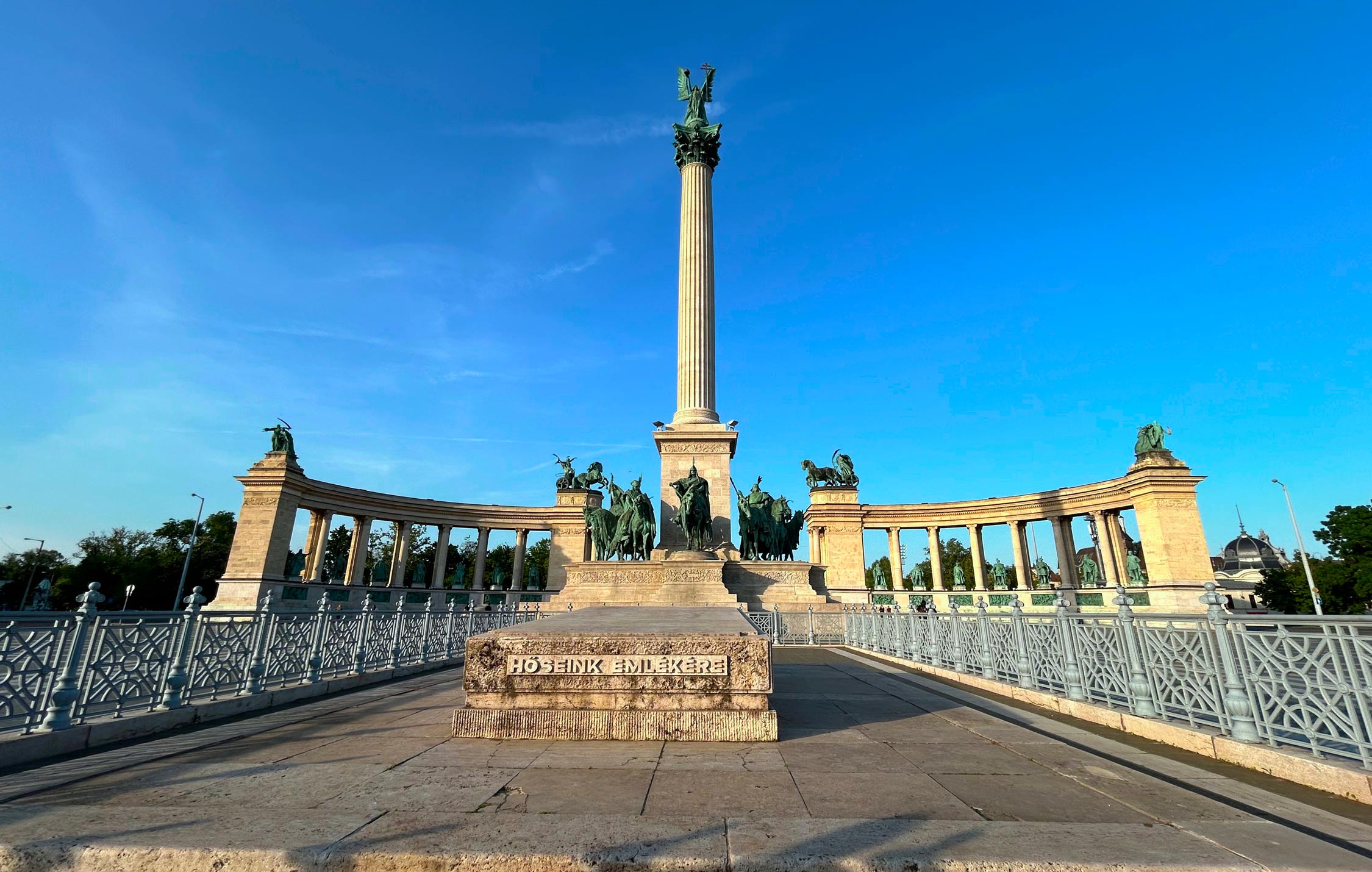 acliviaggi-budapest--budapest-piazza-degli--eroi-ma