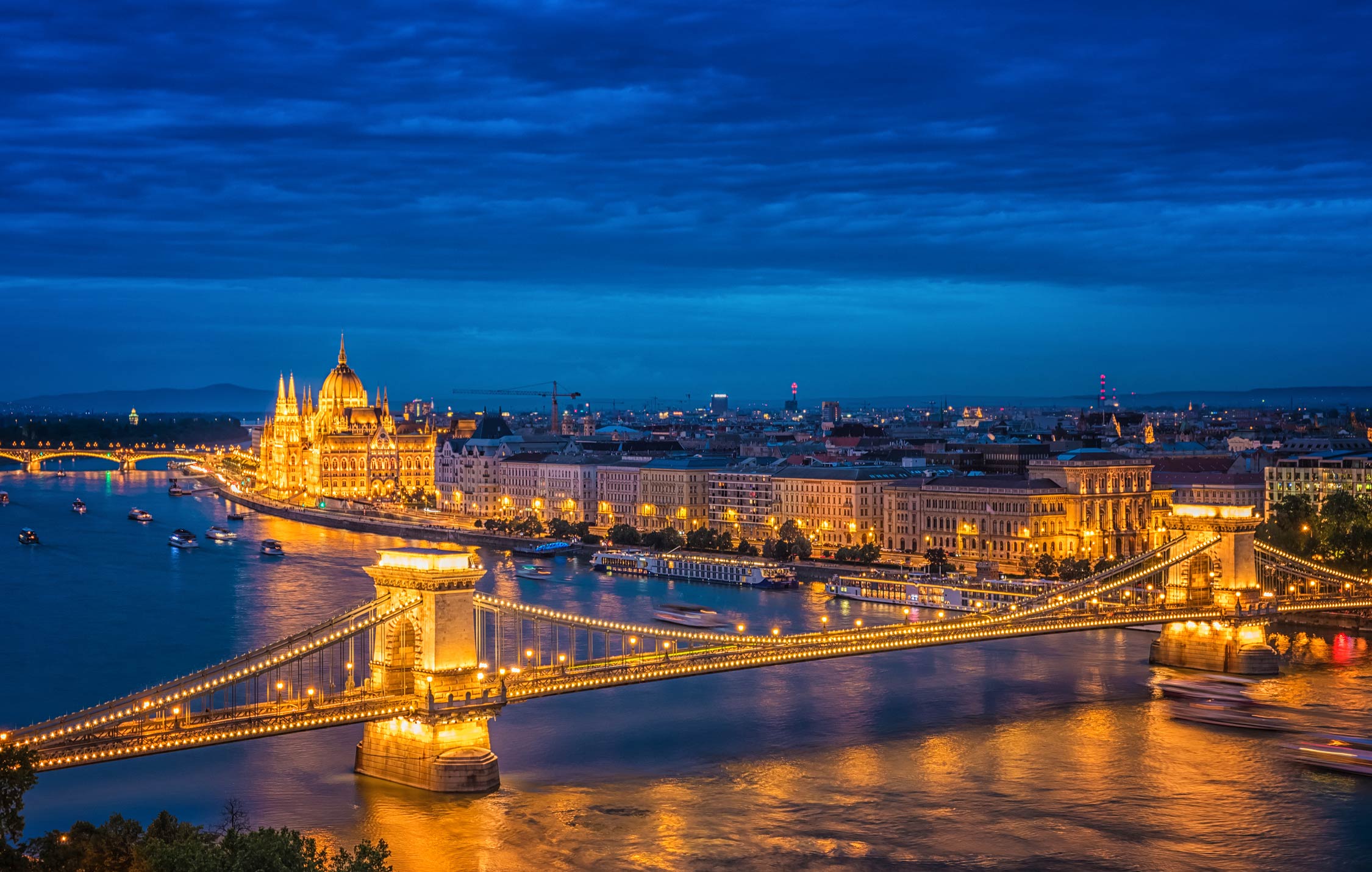 acliviaggi-budapest-budapest-panoramica-notturna--ponte-delle-catene-ma