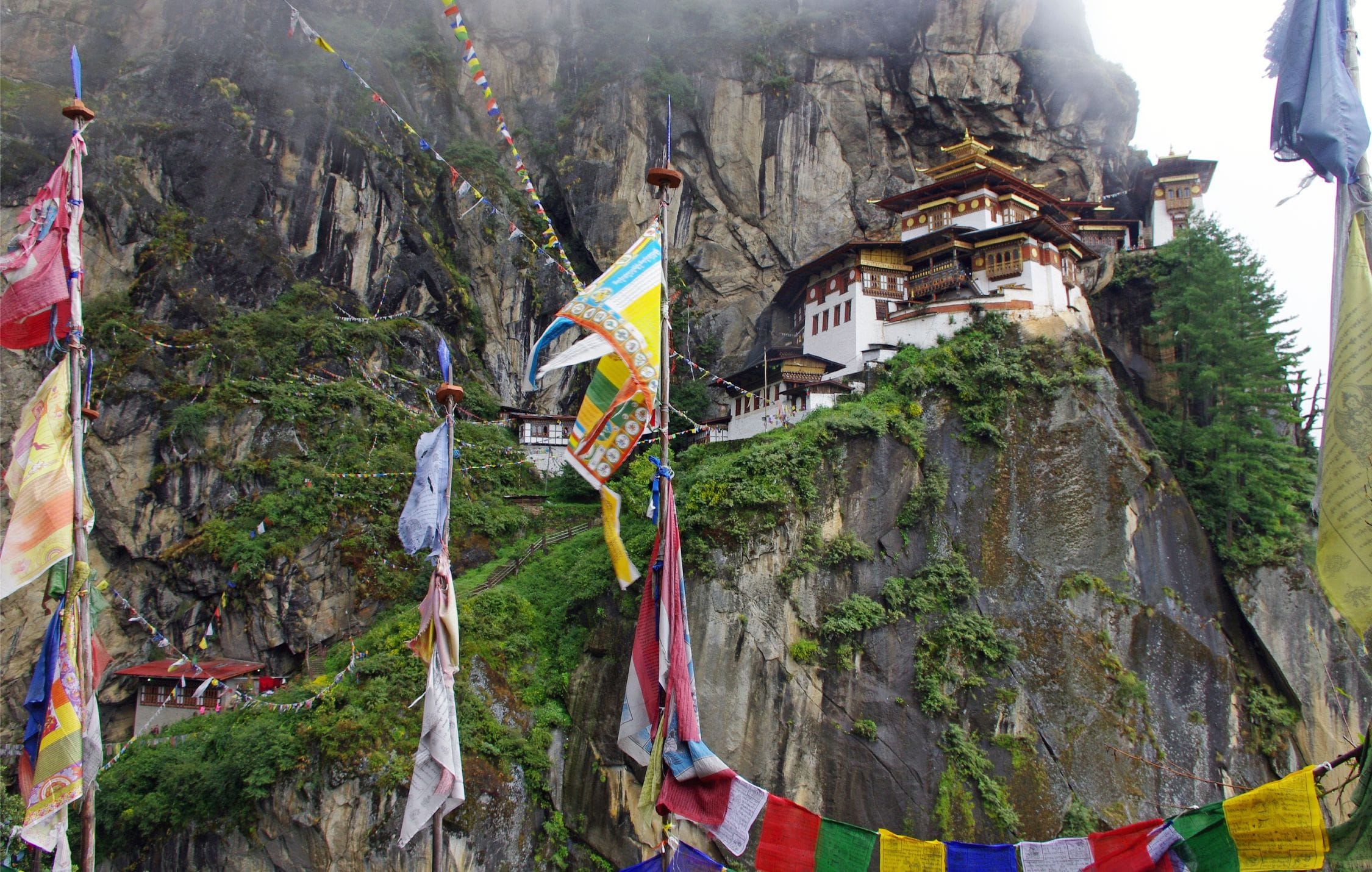 acliviaggi-calcutta-e-bhutan-tiger’s-nest-monastery-bandiere-pb