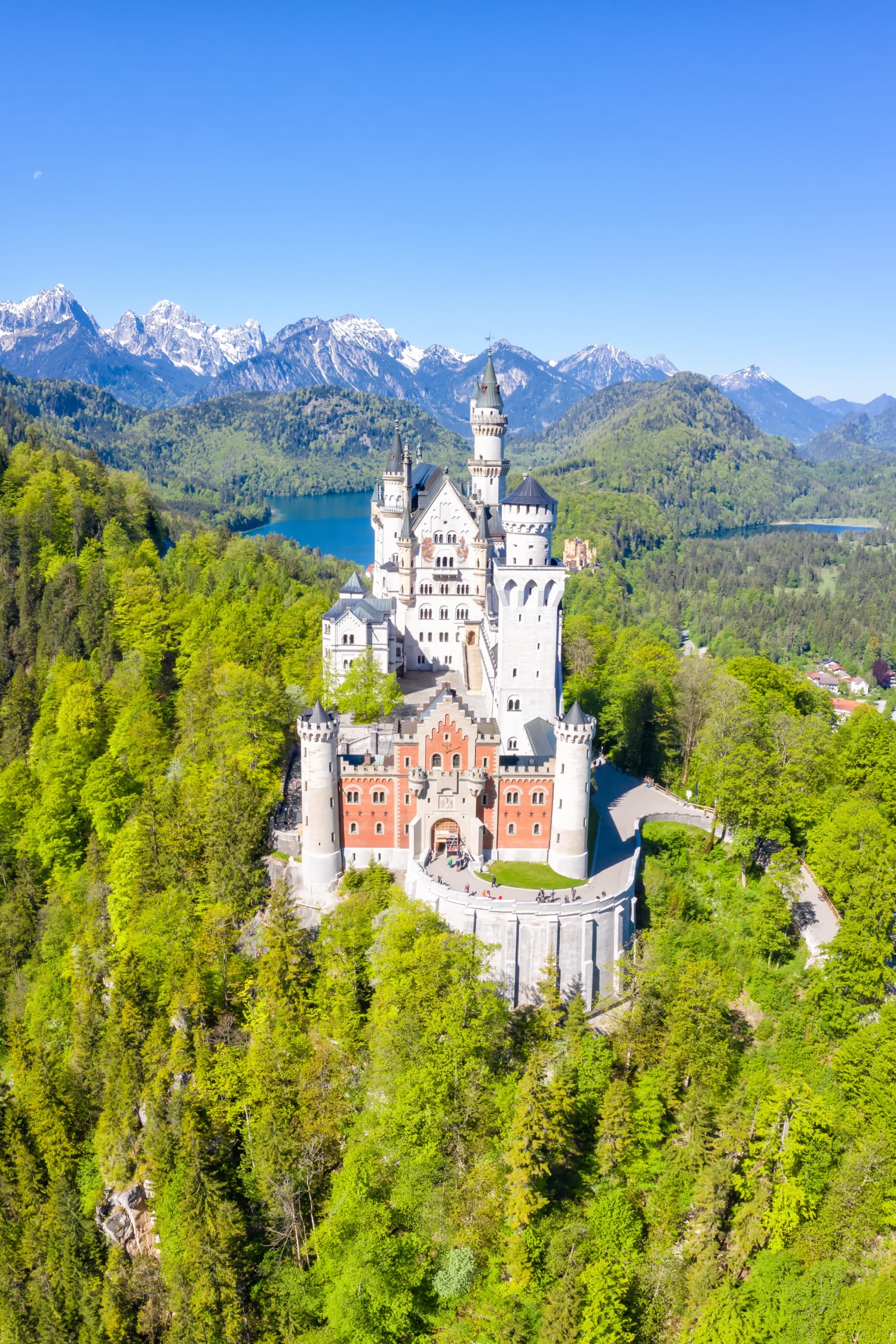 Il castello fiabesco di Neuschwanstein arroccato sulla collina, icona romantica della Baviera fatto costruire da Re Ludovico II.