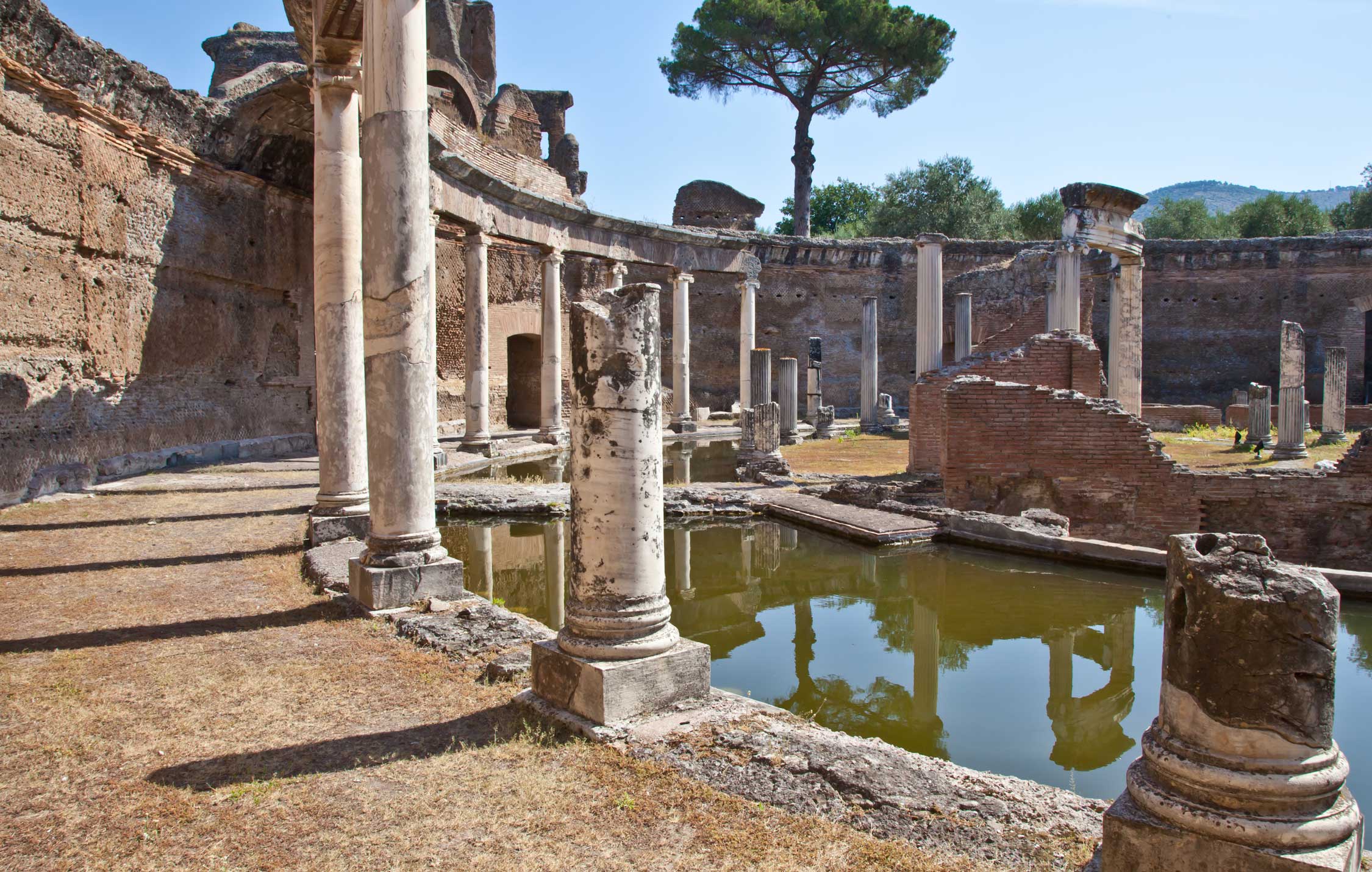 acliviaggi-castelli-romani-colonne-romane-villa-adriana-tivoli-italy-ma