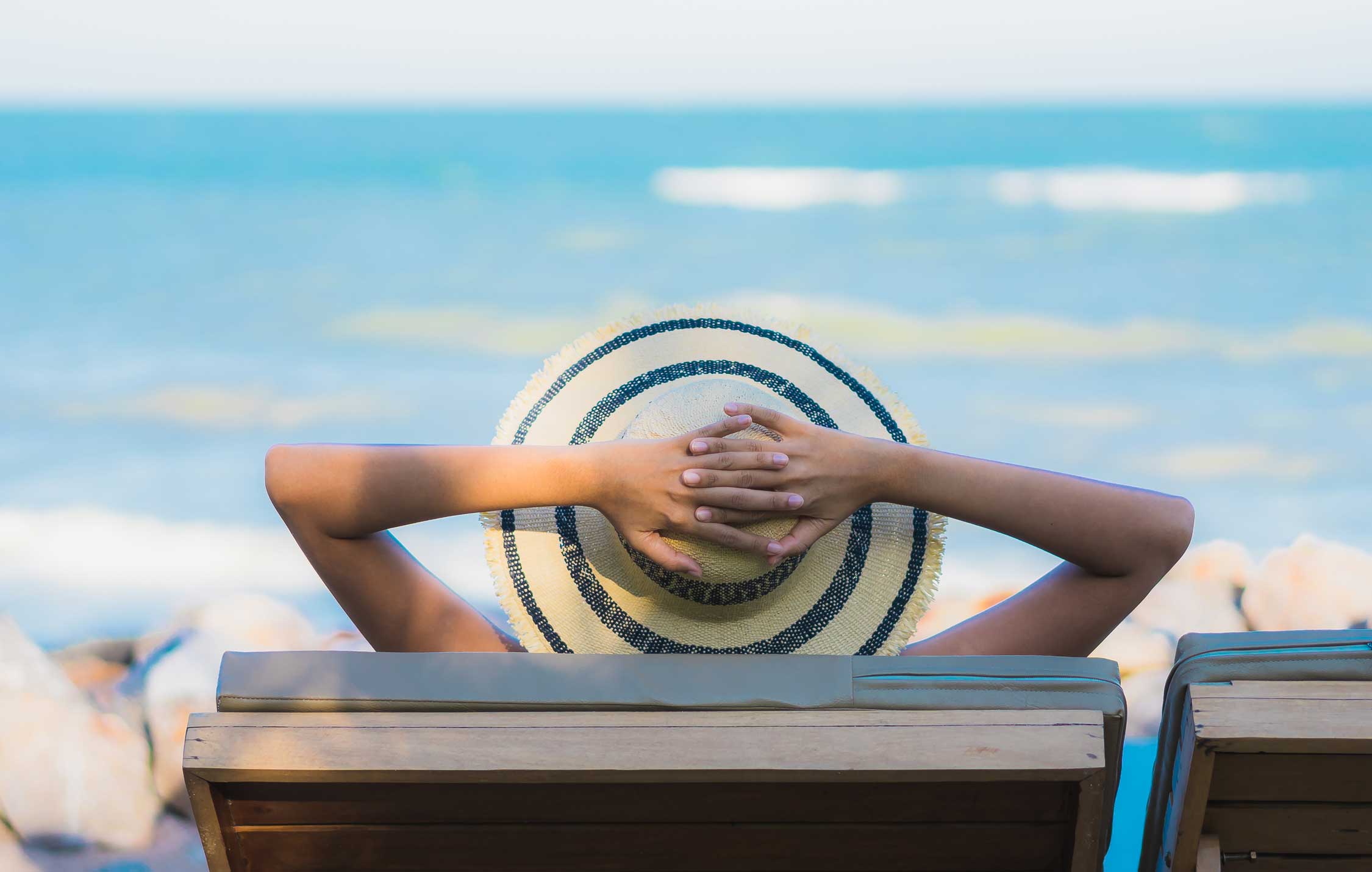 acliviaggi-cattolica-donna-in-relax-in-spiaggia-ma