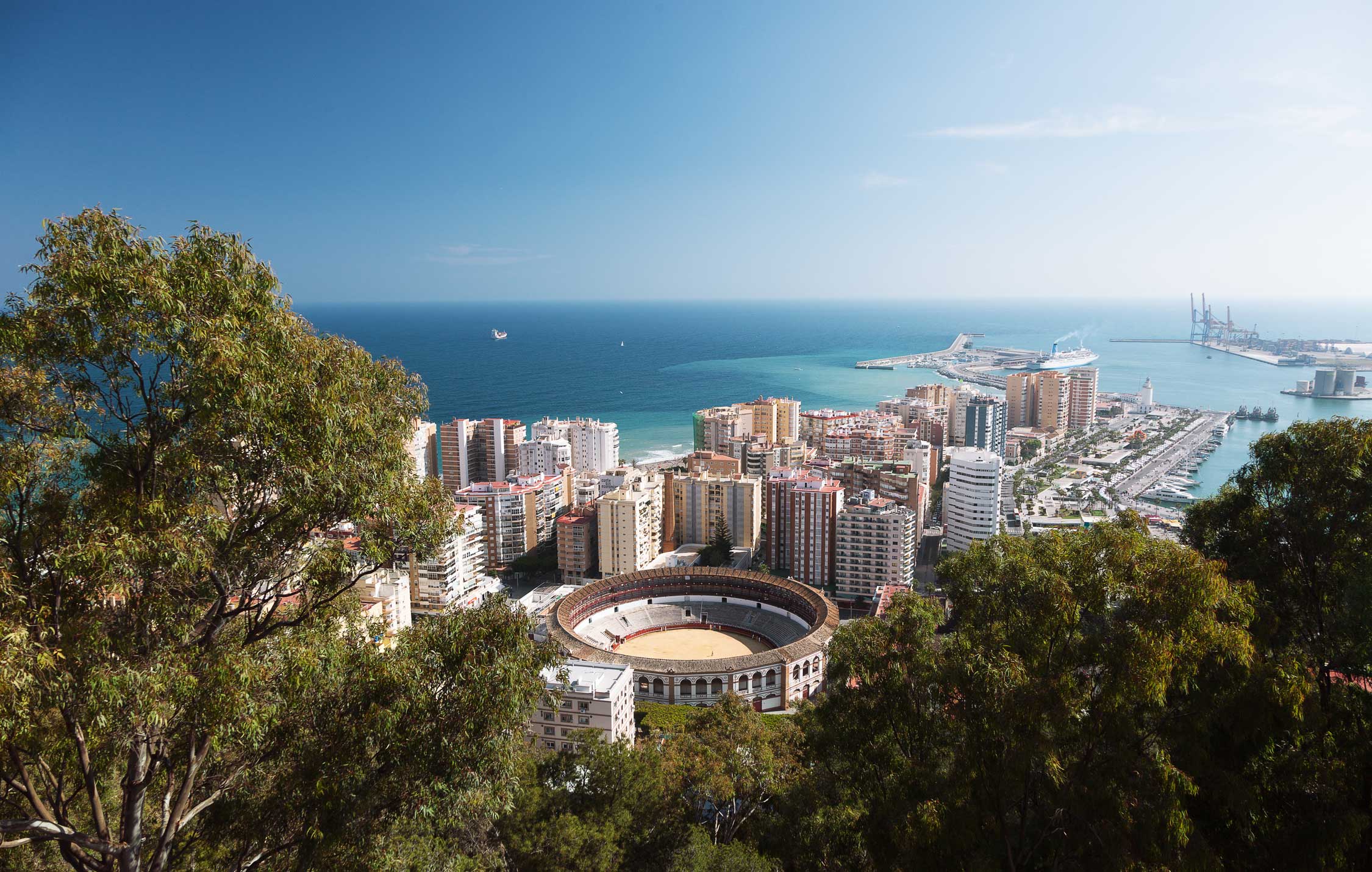 acliviaggi-costa-fascinosa-colonne-dercole-malaga-vista-su-la-malagueta-ma