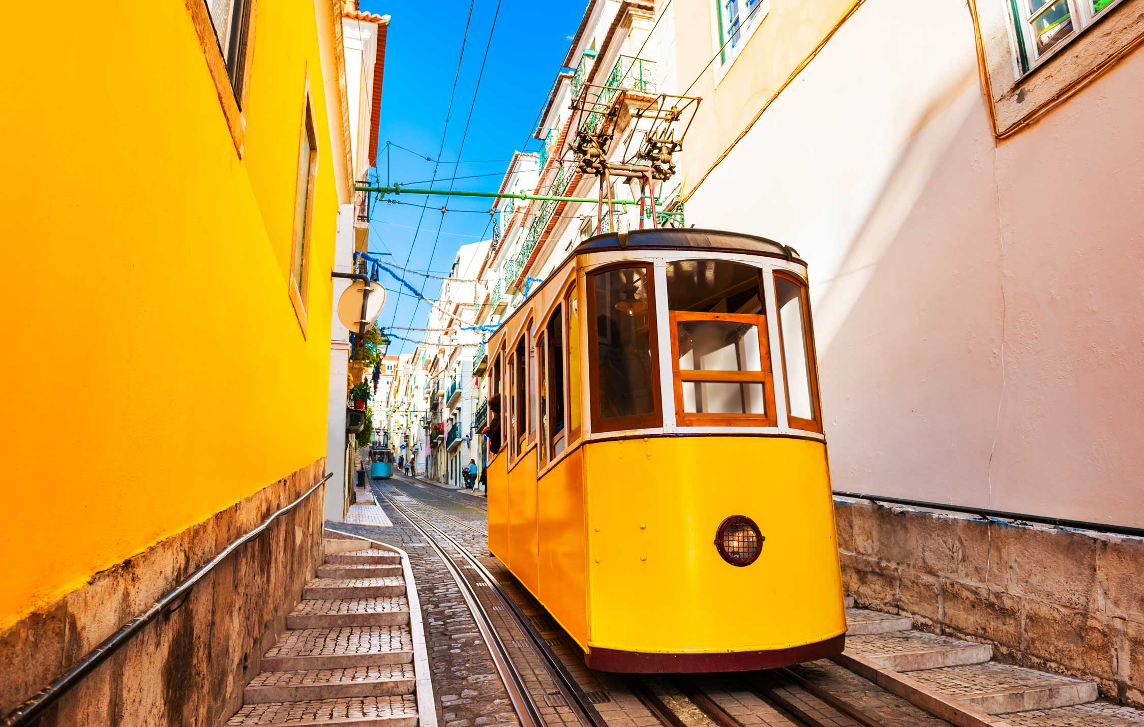 acliviaggi-costa-fascinosa-colonne-dercole-tram-tipico-lisbona-ma