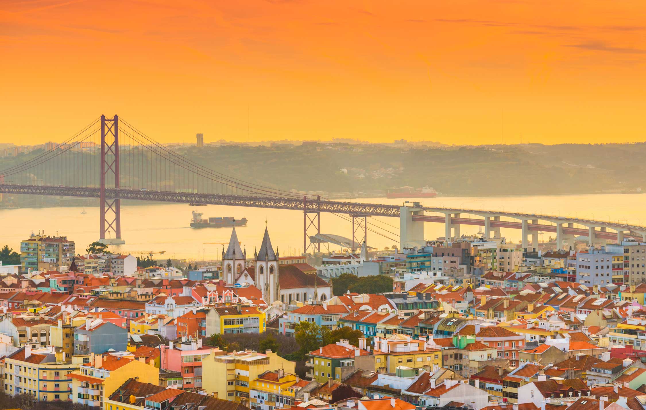 acliviaggi-costa-fascinosa-colonne-dercole-tramonto-su-Lisbona-ma