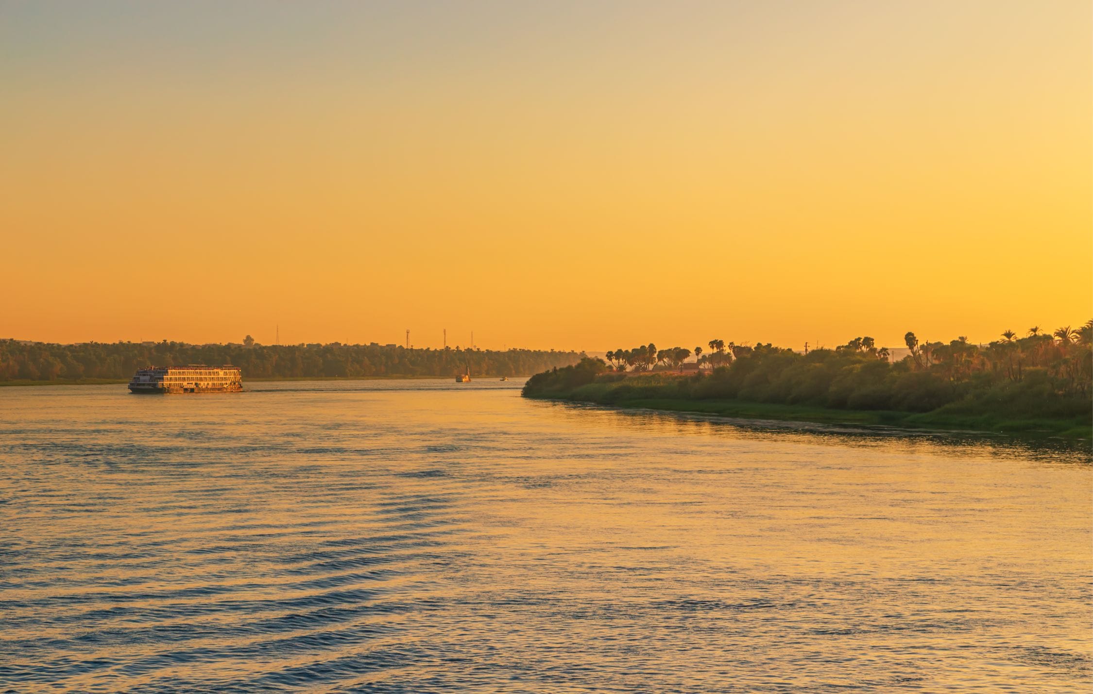 acliviaggi-egitto-cruise-ships-nile-river-magnificent-view-nile-sunset-aswan-egypt-october-19-2023