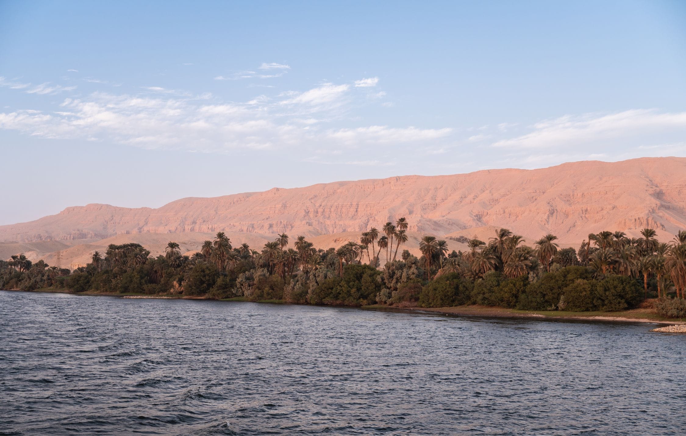 acliviaggi-egitto-landscape-nilo-river-with-mountains-palms-egypt