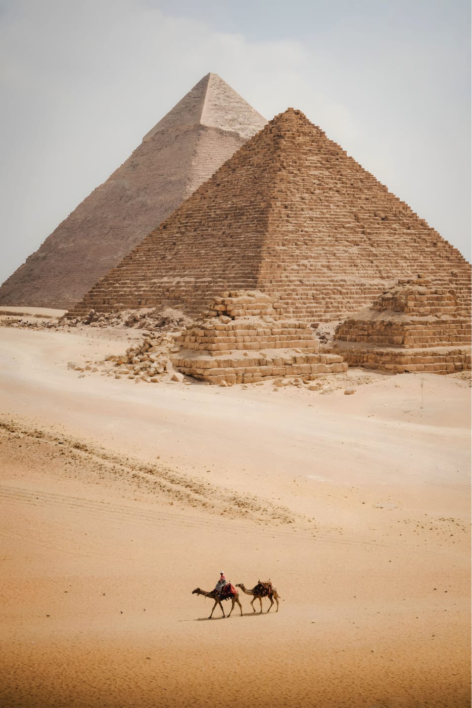 acliviaggi-egitto-panoramic-view-pyramids-giza-standing-tall-against-vast-desert-landscape-with-camel