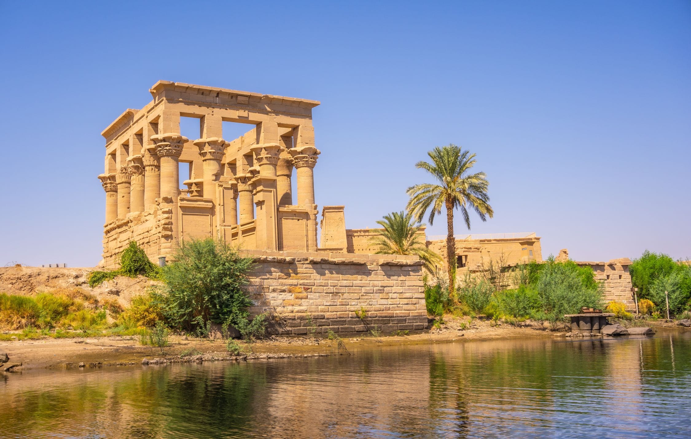 acliviaggi-egitto-philae-temple-greco-roman-construction-seen-from-nile-river-temple-dedicated-isis-goddess-love-aswan-egyptian