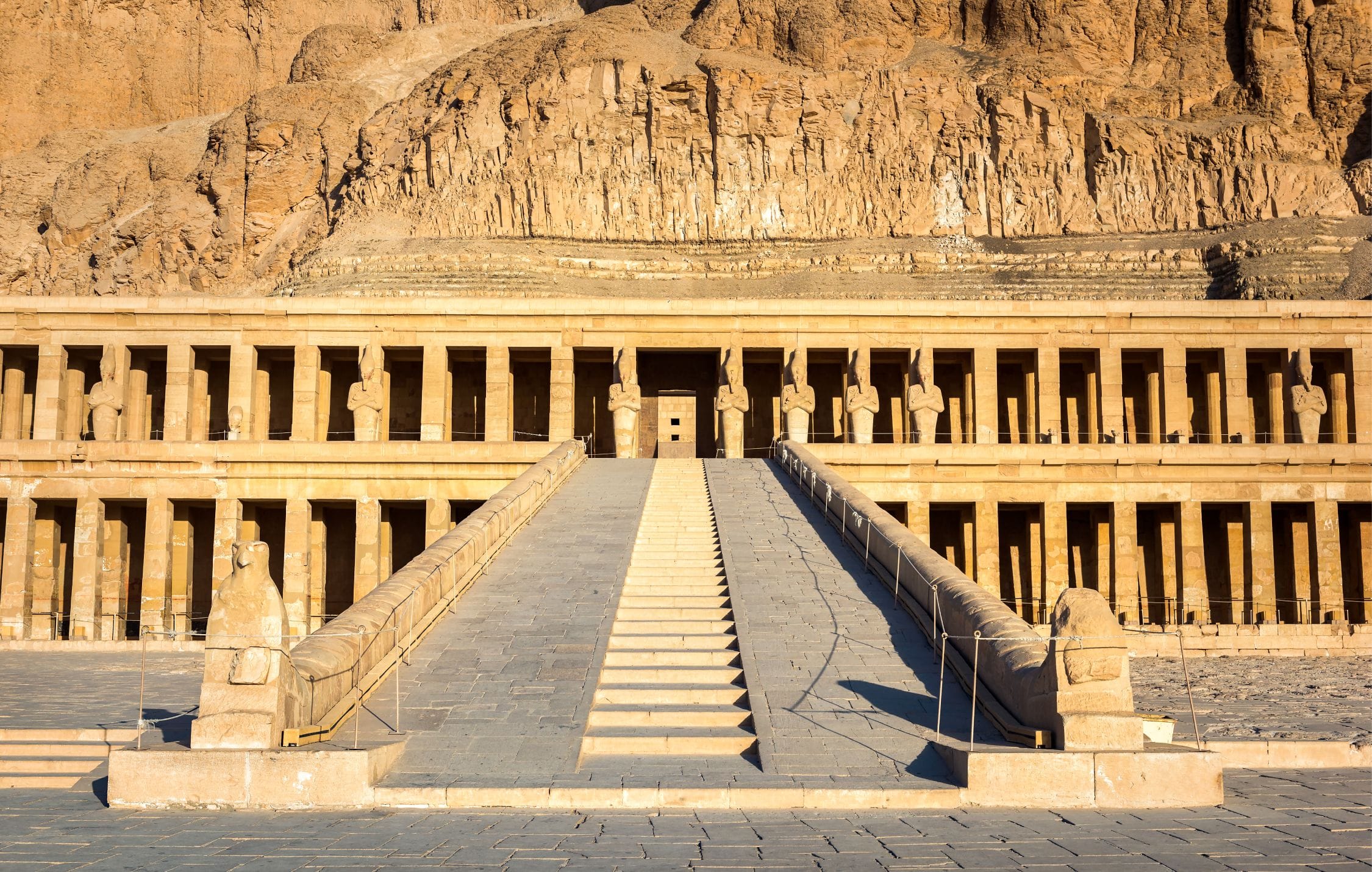 acliviaggi-egitto-staircase-hatshepsut-temple-rocks-luxor-sunrise-egypt