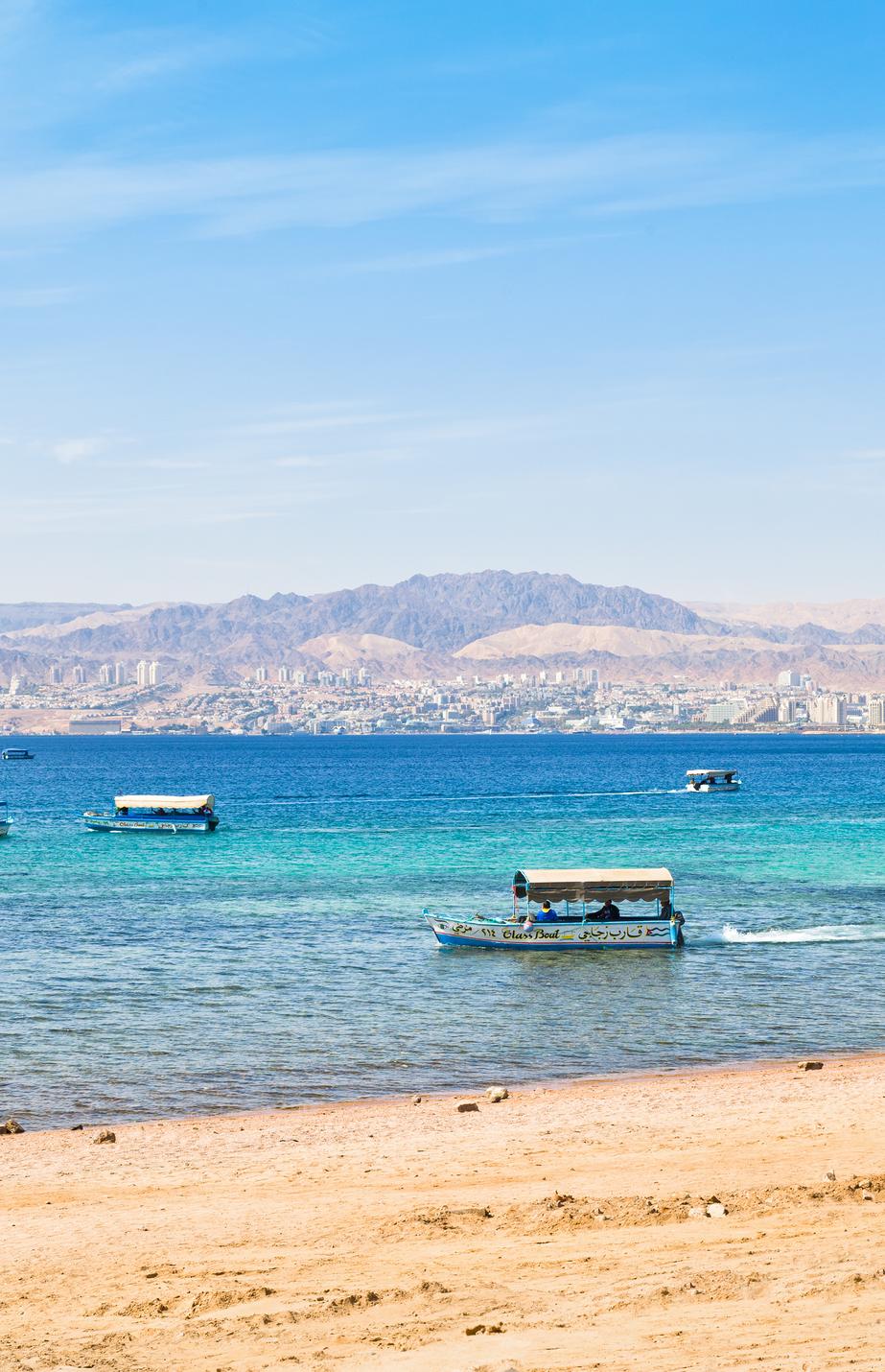 acliviaggi-giordania-wadi-rum-petra-aqaba-gulf-view-israel-town-eilat-ma