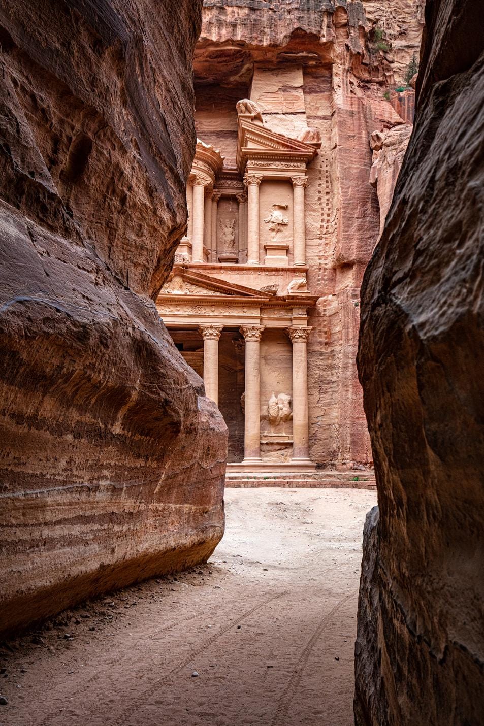 acliviaggi-giordania-wadi-rum-petra-el-khasneh-al-faroun-petra-jordan-canyon-view-ma