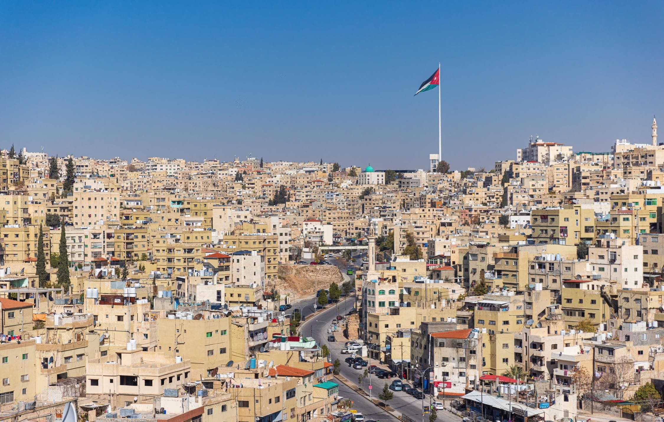 acliviaggi-giordania-wadi-rum-petra-jordan-flag-amman-cityscape-view-ma