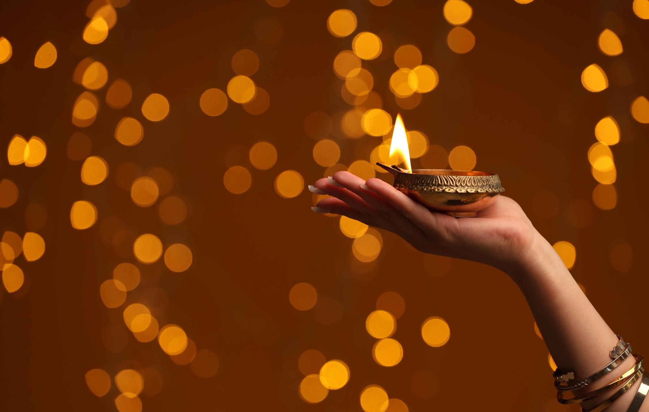acliviaggi-india-diwali-diwali-celebrazione-con-mano-donna-ma