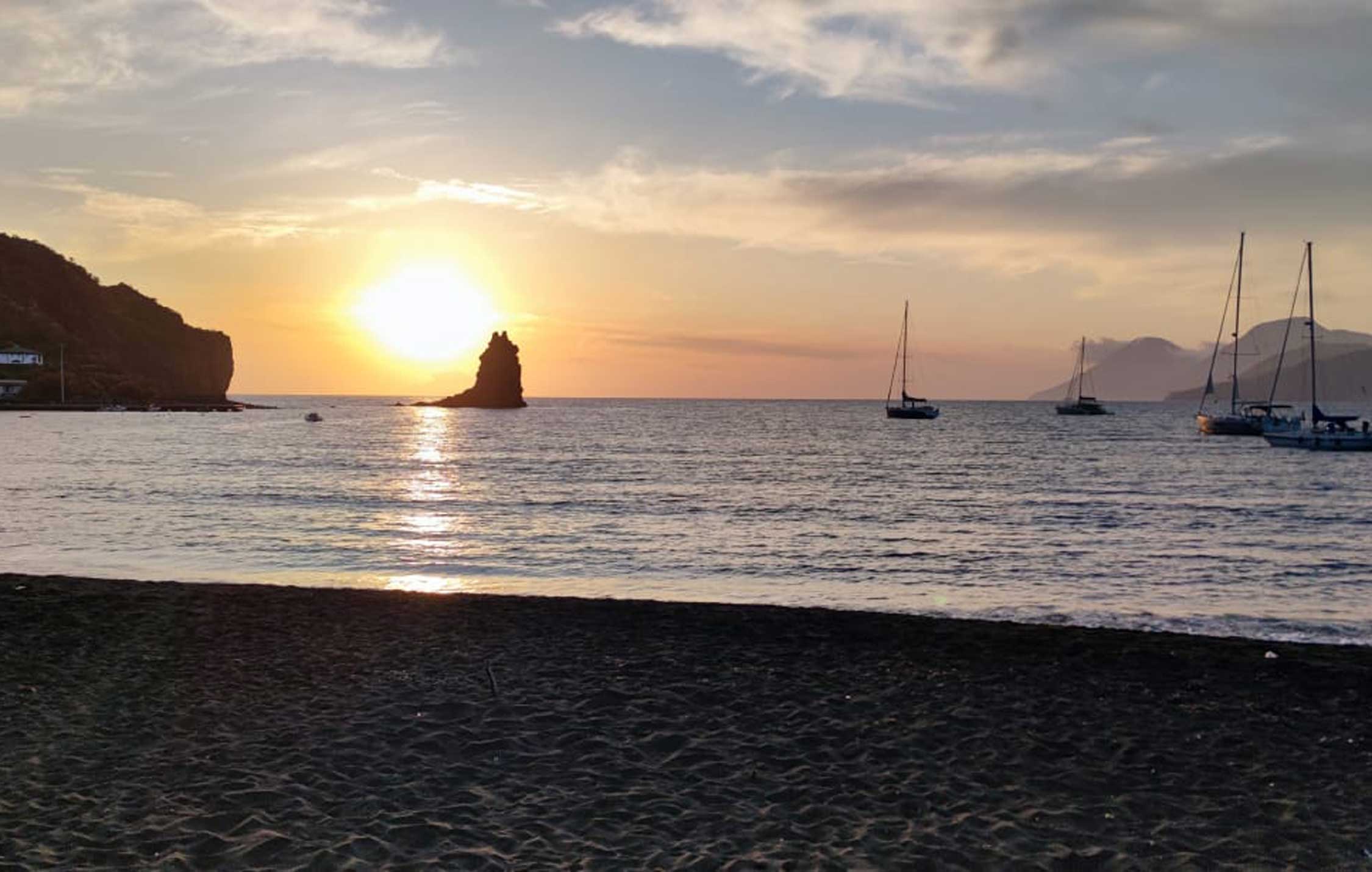 acliviaggi-isole-eolie-tramonto-con-faraglioni-foto-grp