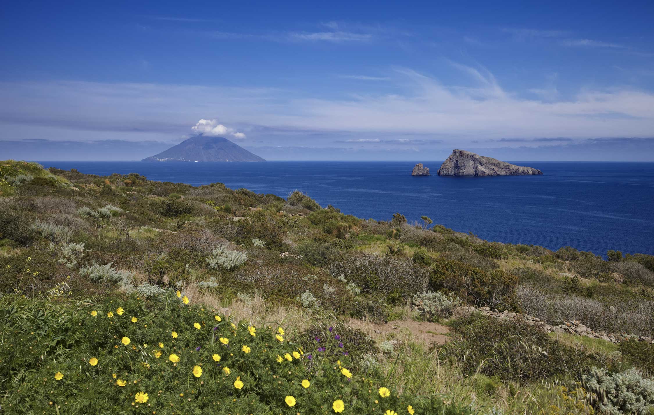 acliviaggi-isole-eolie-panarea-stromboli-sullo-sfondo-ma