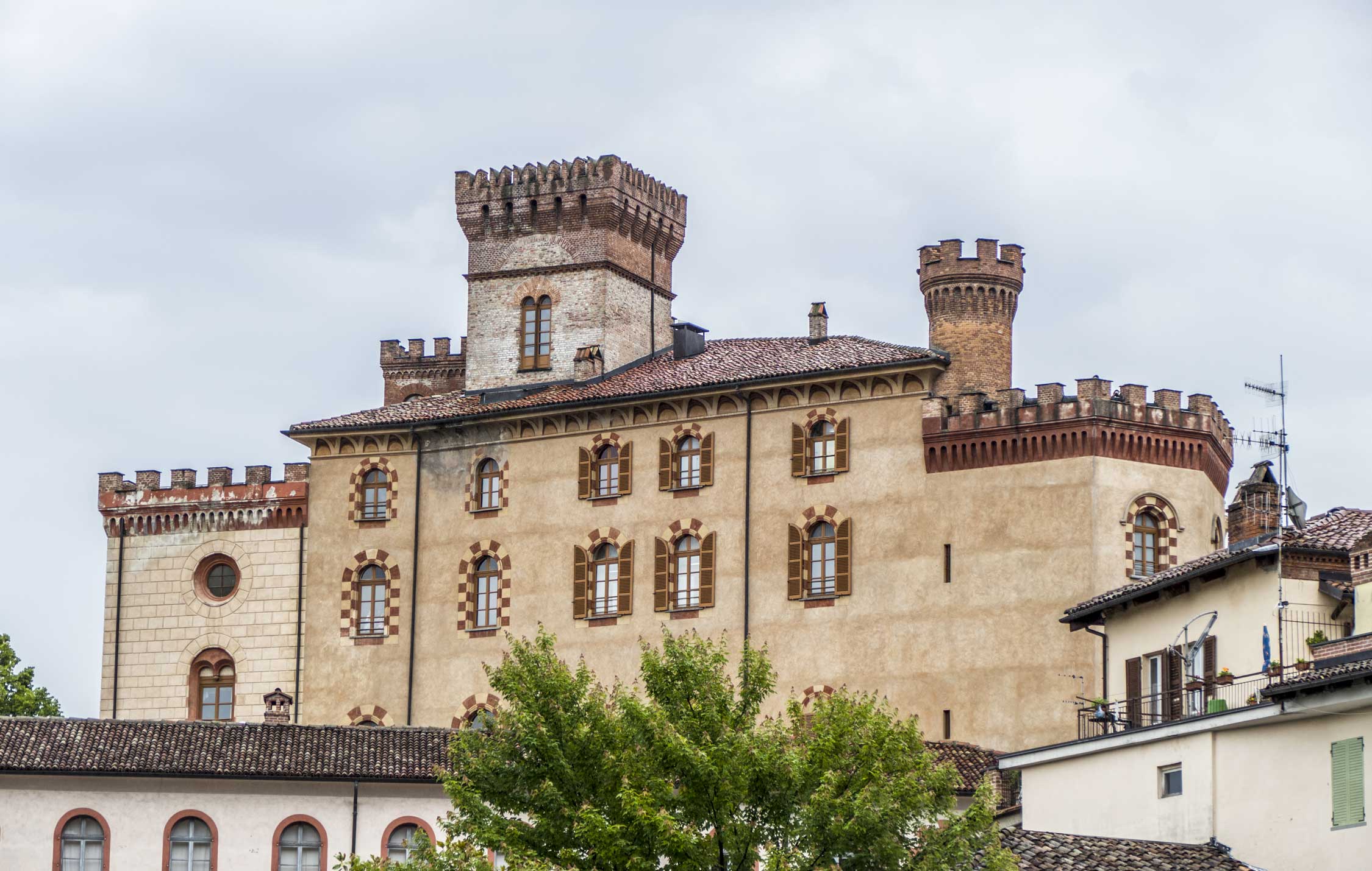 acliviaggi-langhe-centro-barolo-con-palazzi-ma