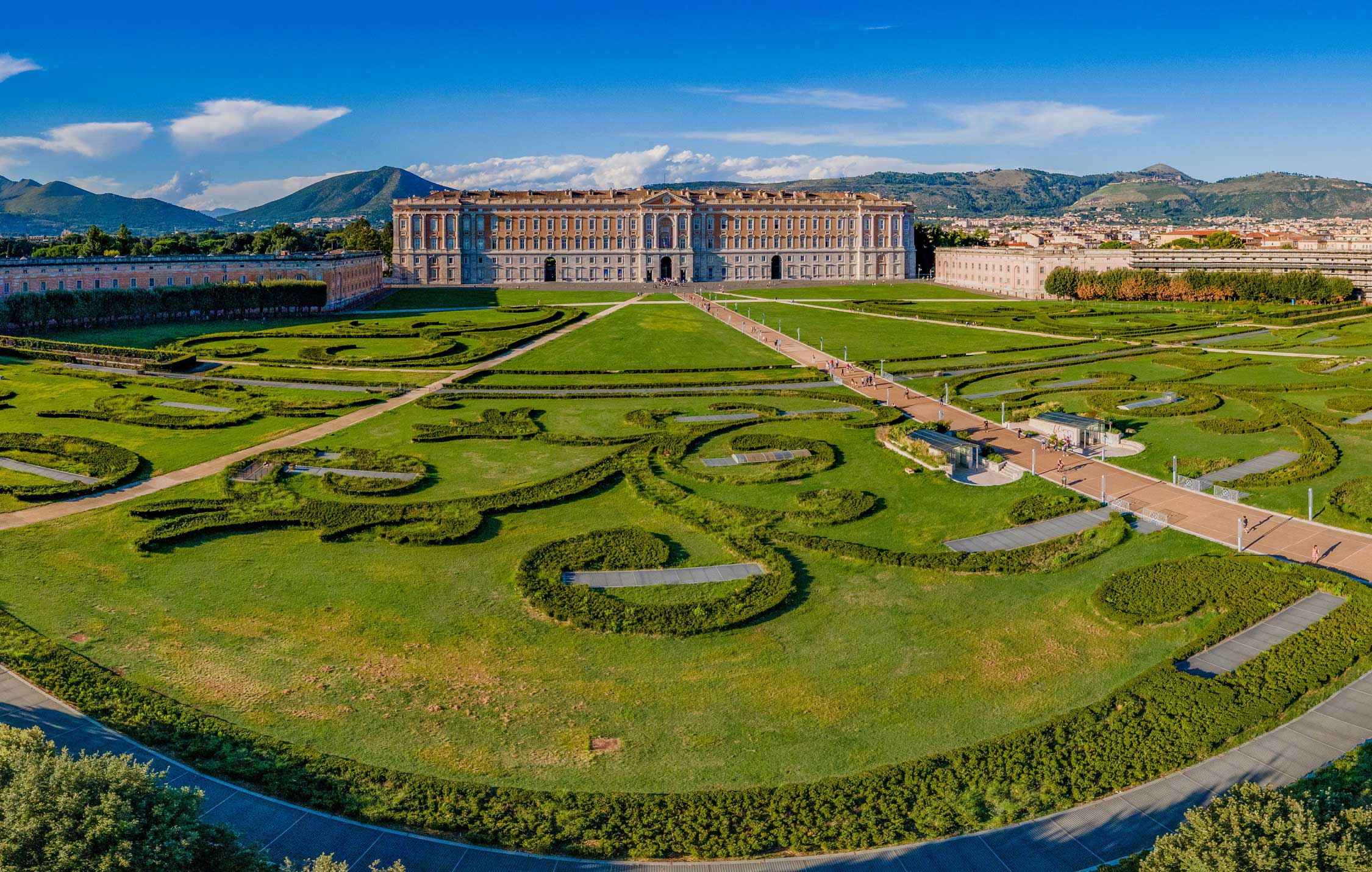 acliviaggi-napoli-e-costiera-reggia-caserta-veduta-con-drone-ma