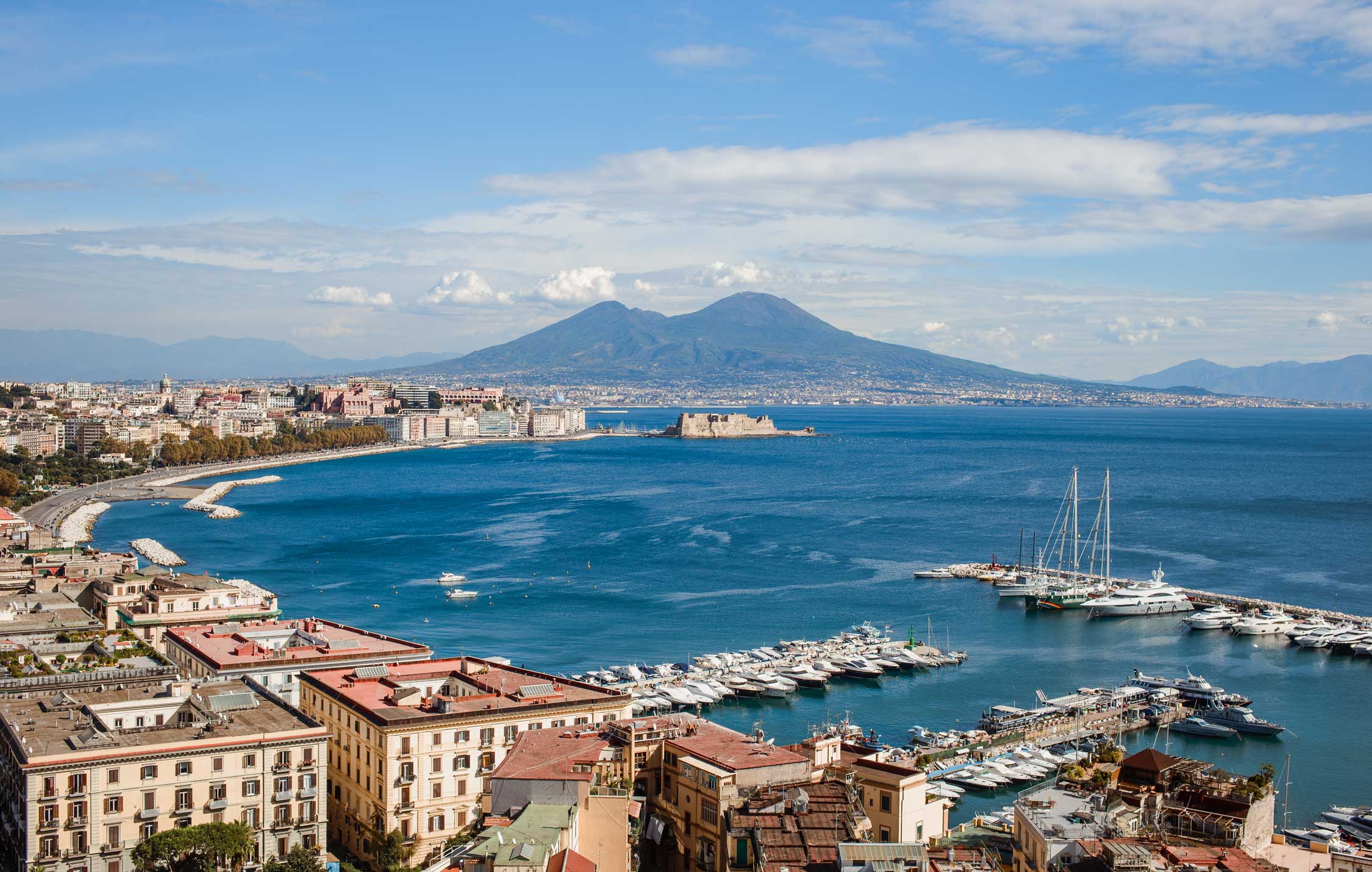 acliviaggi-napoli-e-costiera-vista-napoli-con-vesuvio-ma