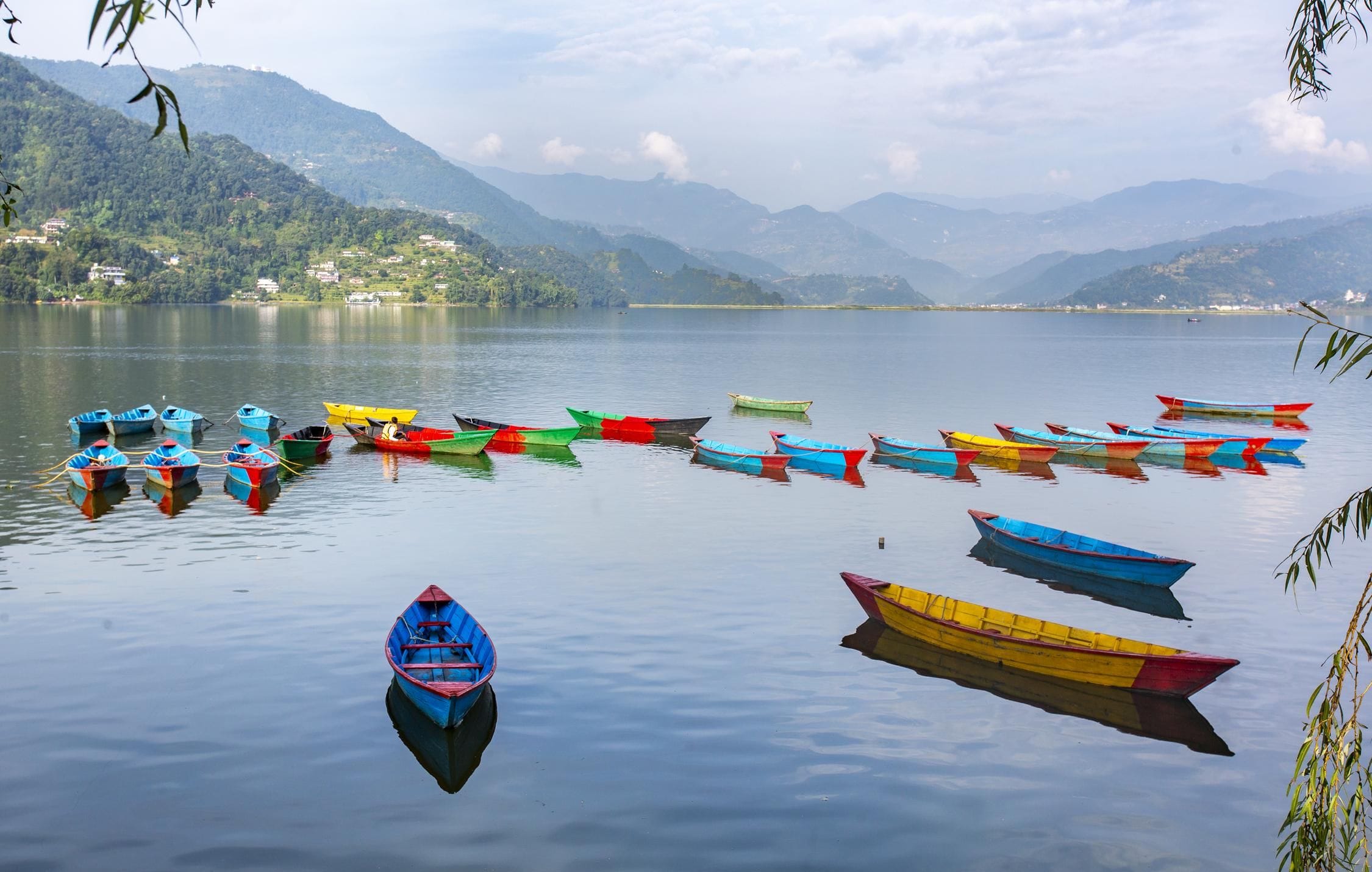 acliviaggi-nepal-barche-colorate-lago-pokhara-nepal-ma