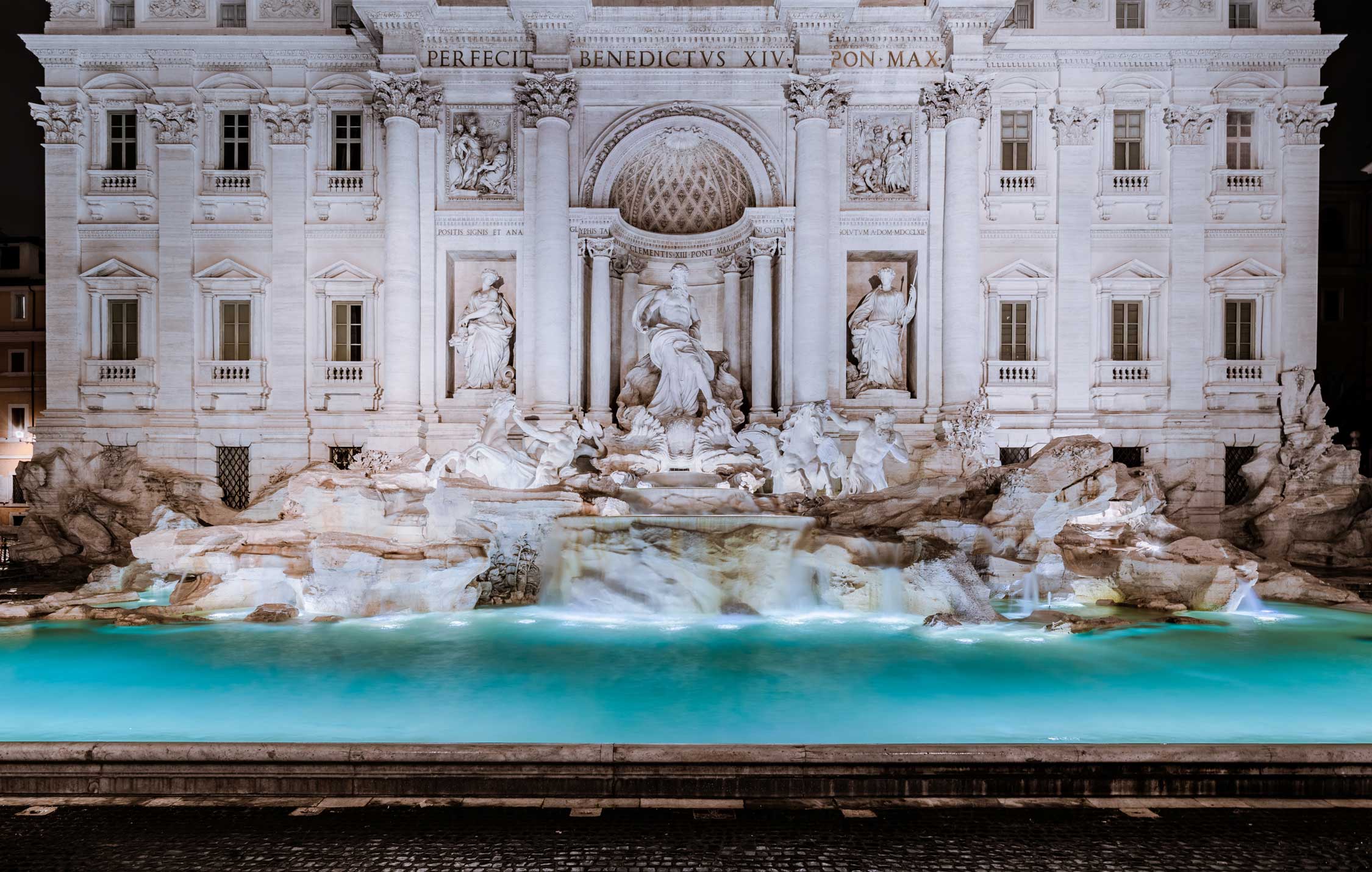 La Fontana di Trevi a Roma, la fontana barocca più famosa del mondo con la statua di Oceano e le cascate d'acqua.