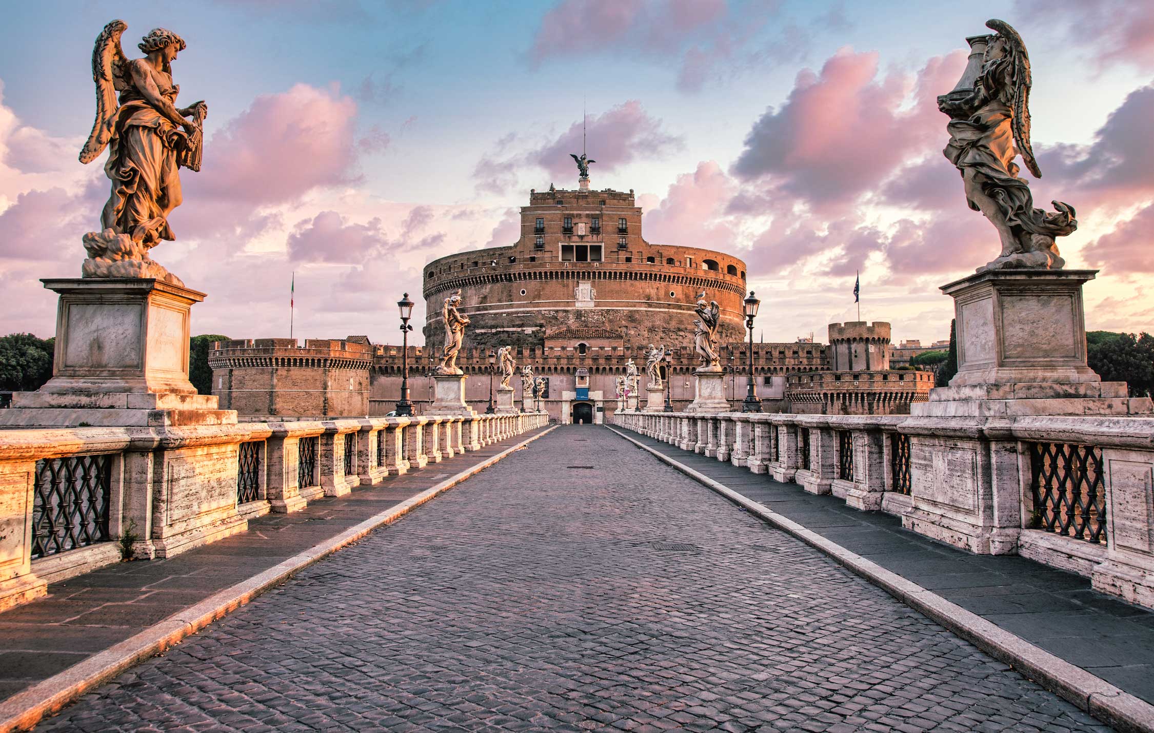 Il Ponte Sant'Angelo che conduce al Castel Sant'Angelo a Roma, con le statue barocche degli angeli ai lati.