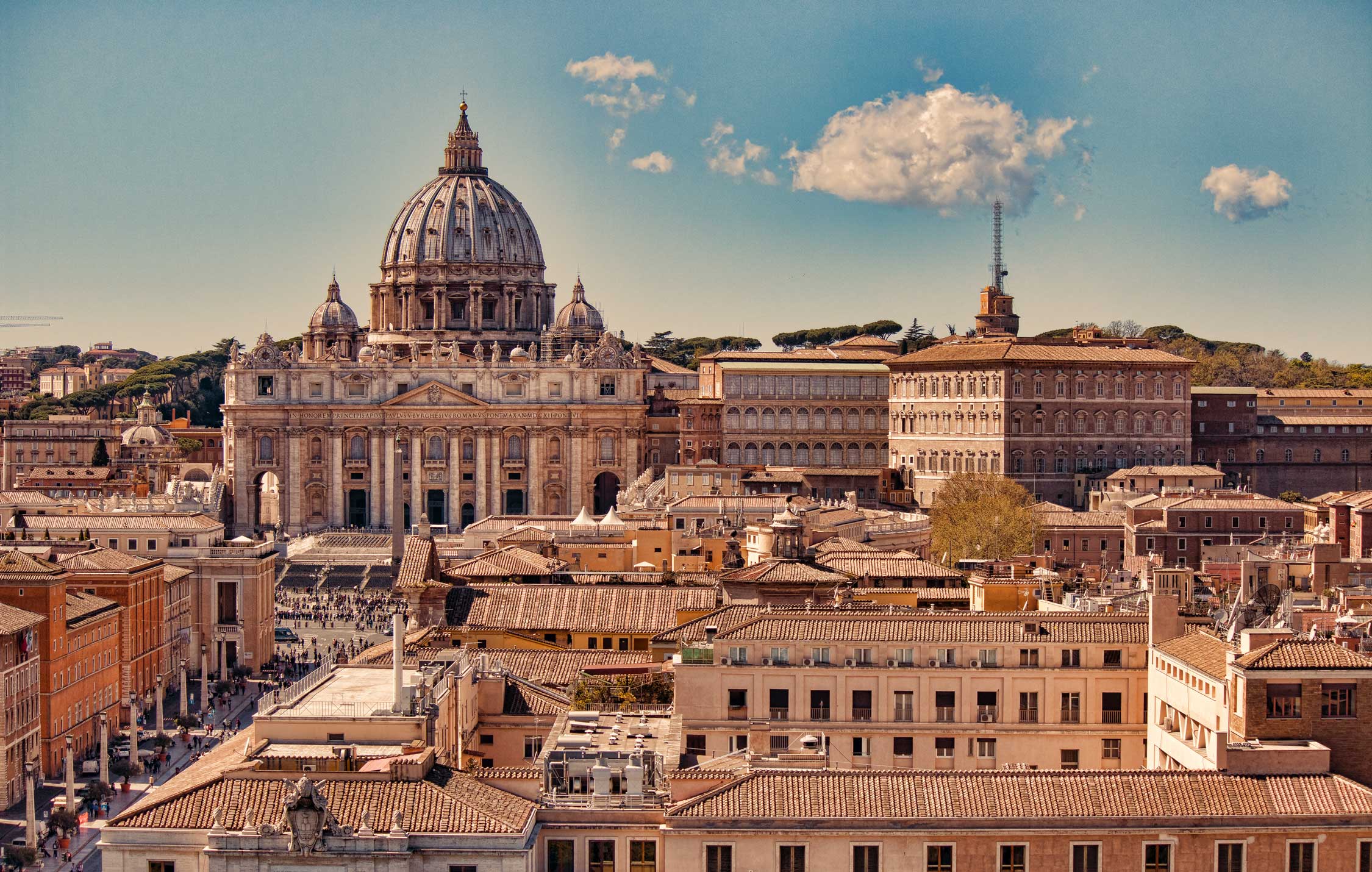 Vista della Basilica di San Pietro a Roma, la cupola di Michelangelo e la facciata barocca che dominano Piazza San Pietro.