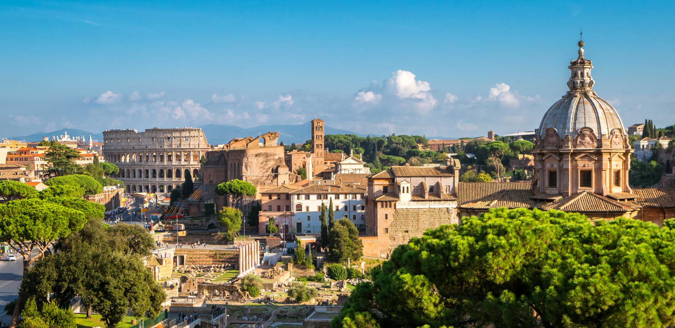 Vista del Colosseo e dei Fori Imperiali a Roma, l'arena romana e le rovine dei templi nel cuore della città.
