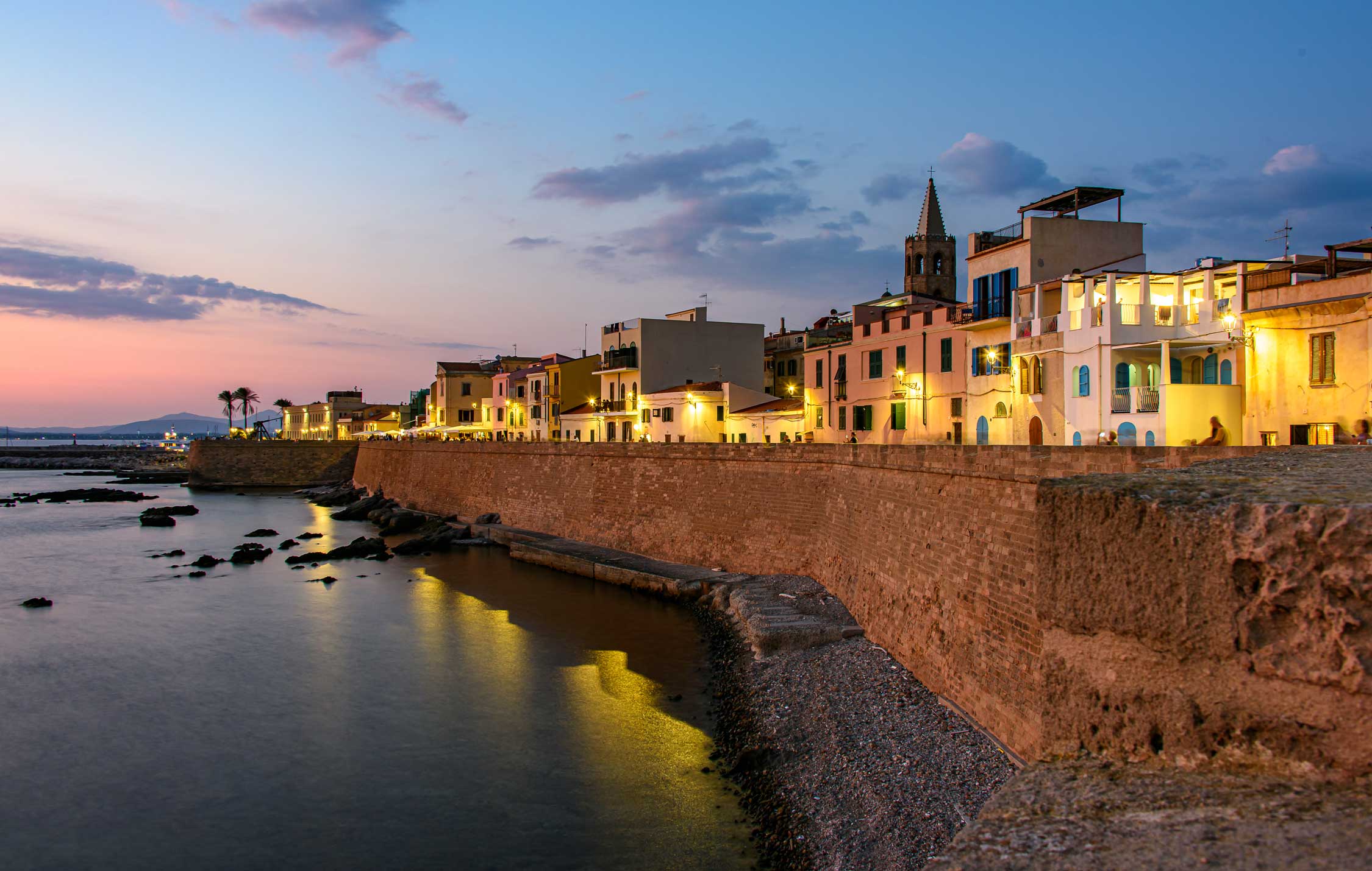 Centro storico di Alghero al tramonto, Sardegna