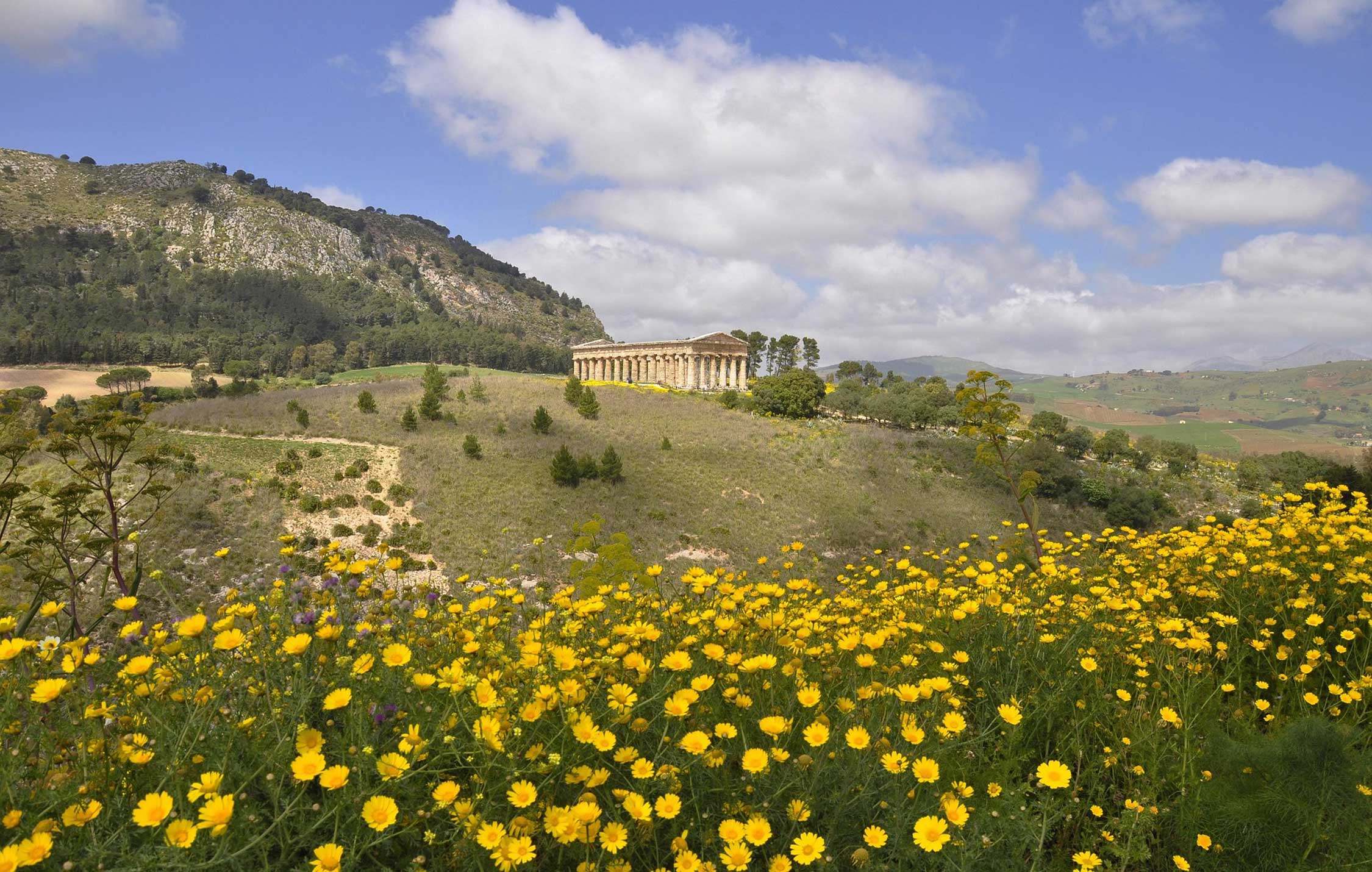 acliviaggi-sicilia-occidentale-segesta-veduta-da-lontano-pb
