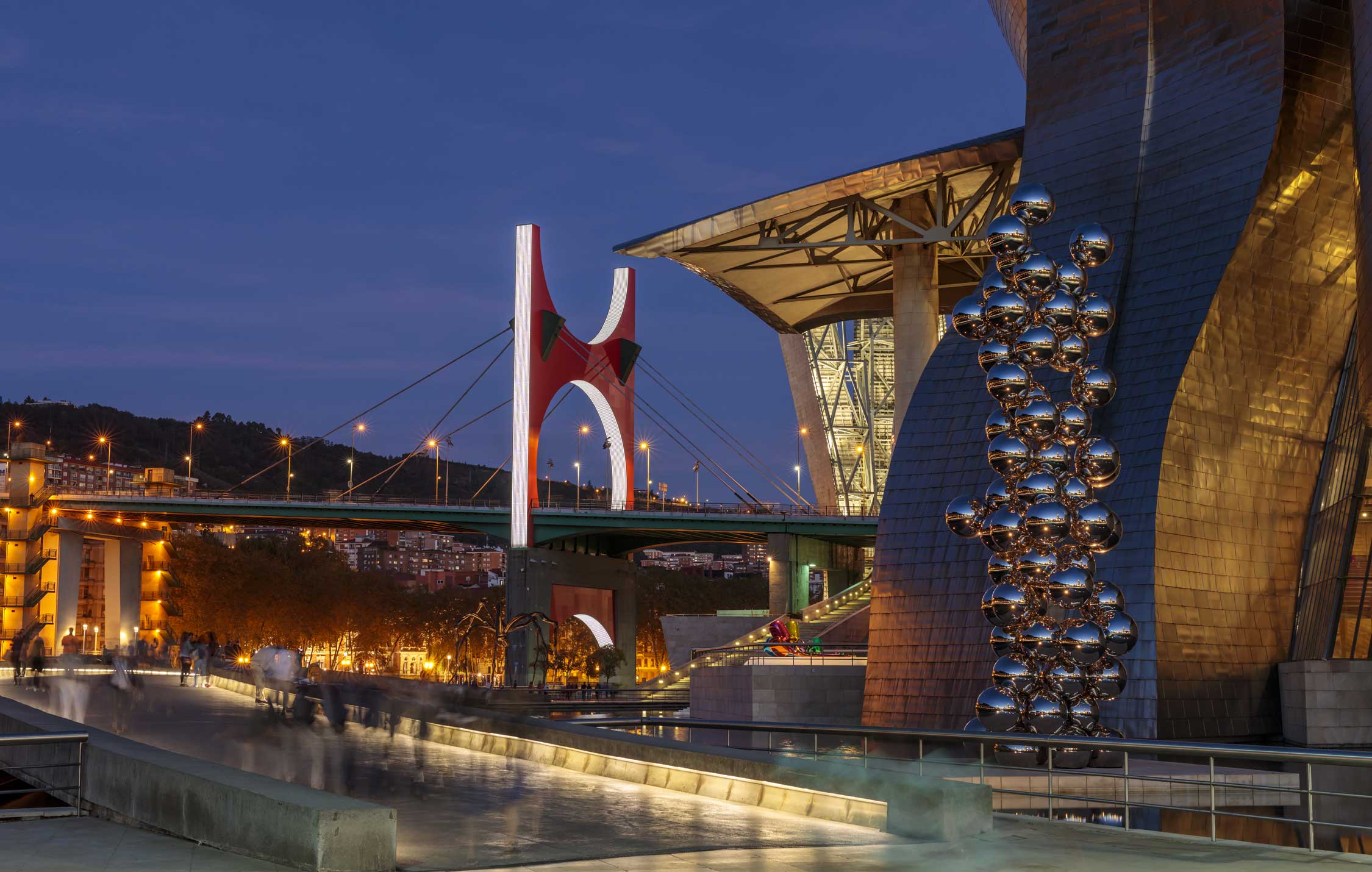 acliviaggi-spagna-nord-guggenheim-museum-bilbao-notturna-ma
