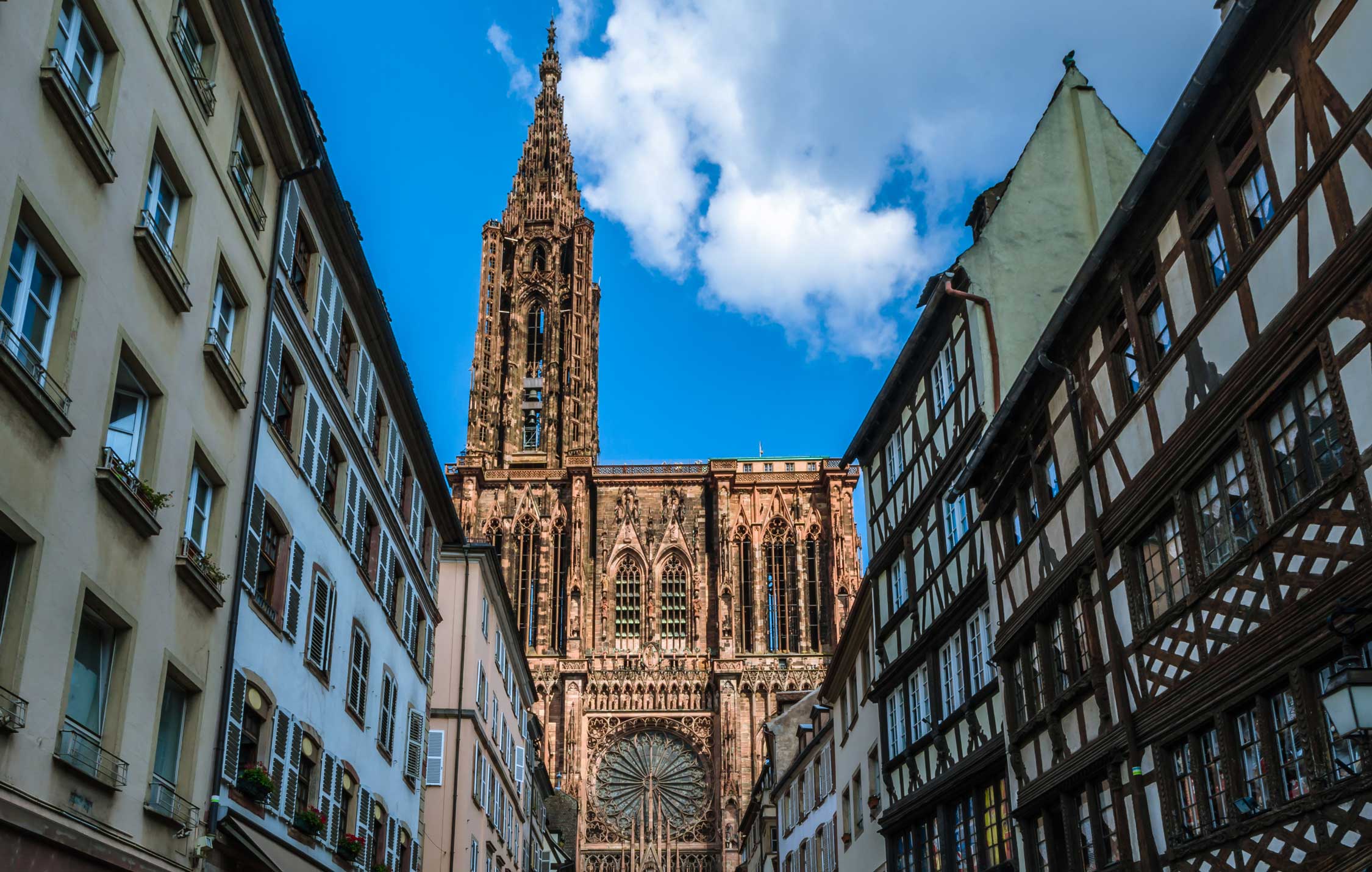 acliviaggi-strasburgo-e-colmar-cattedrale-strasburgo-fra-le-case-ma