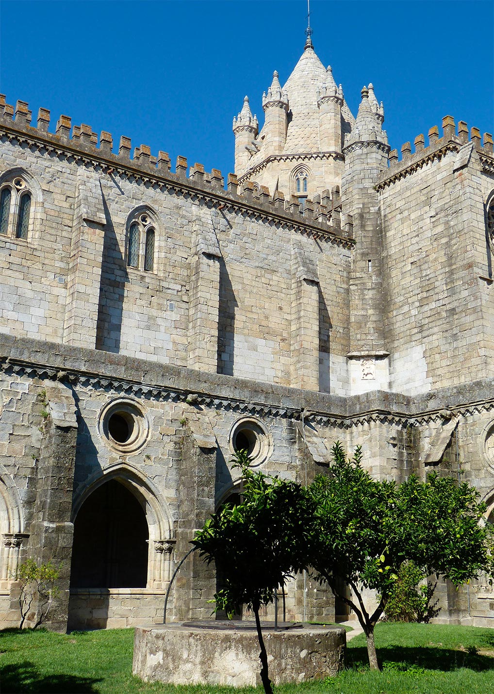 acliviaggi-sud-portogallo-dettaglio-chiesa-evora-sud-portogallo-pb