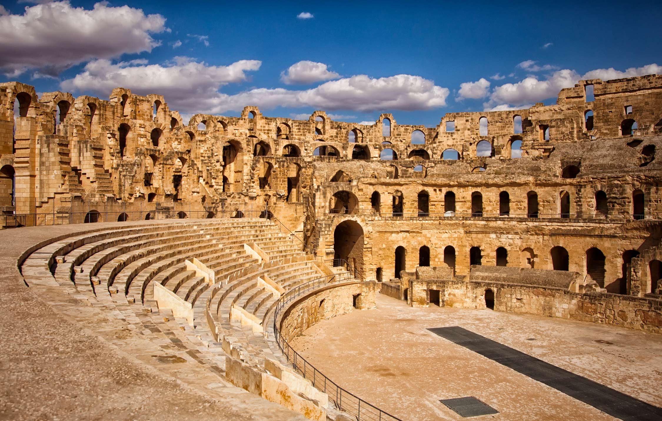 acliviaggi-tunisi-EL-JEM-impressive-ruins-largest-colosseum-north-africa-huge-roman-amphitheater-small-village-el-jem-tunisia-unesco-world-heritage-site-ma