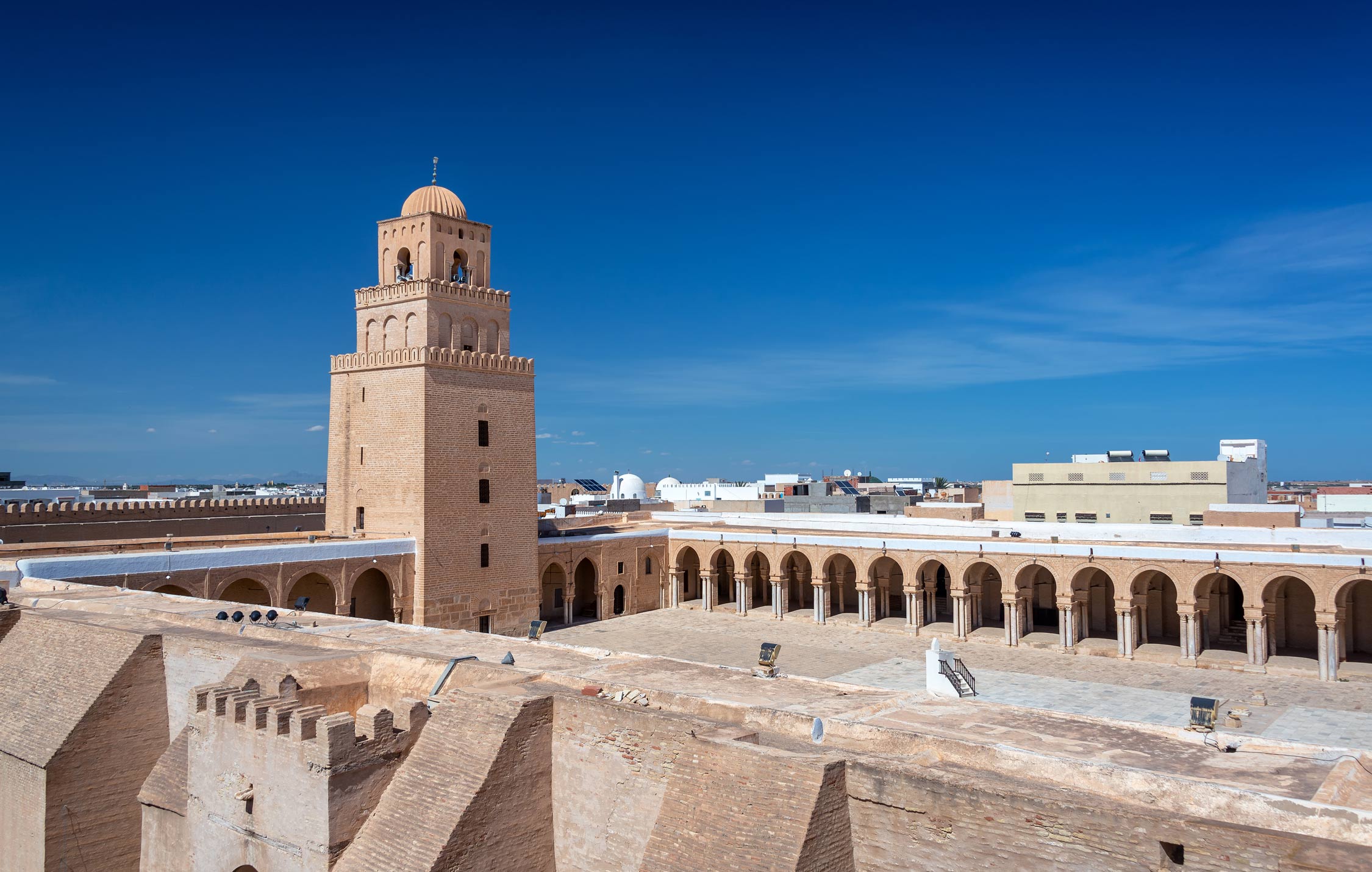 acliviaggi-tunisi-Kairouan-mosque-against-blue-sky-ma