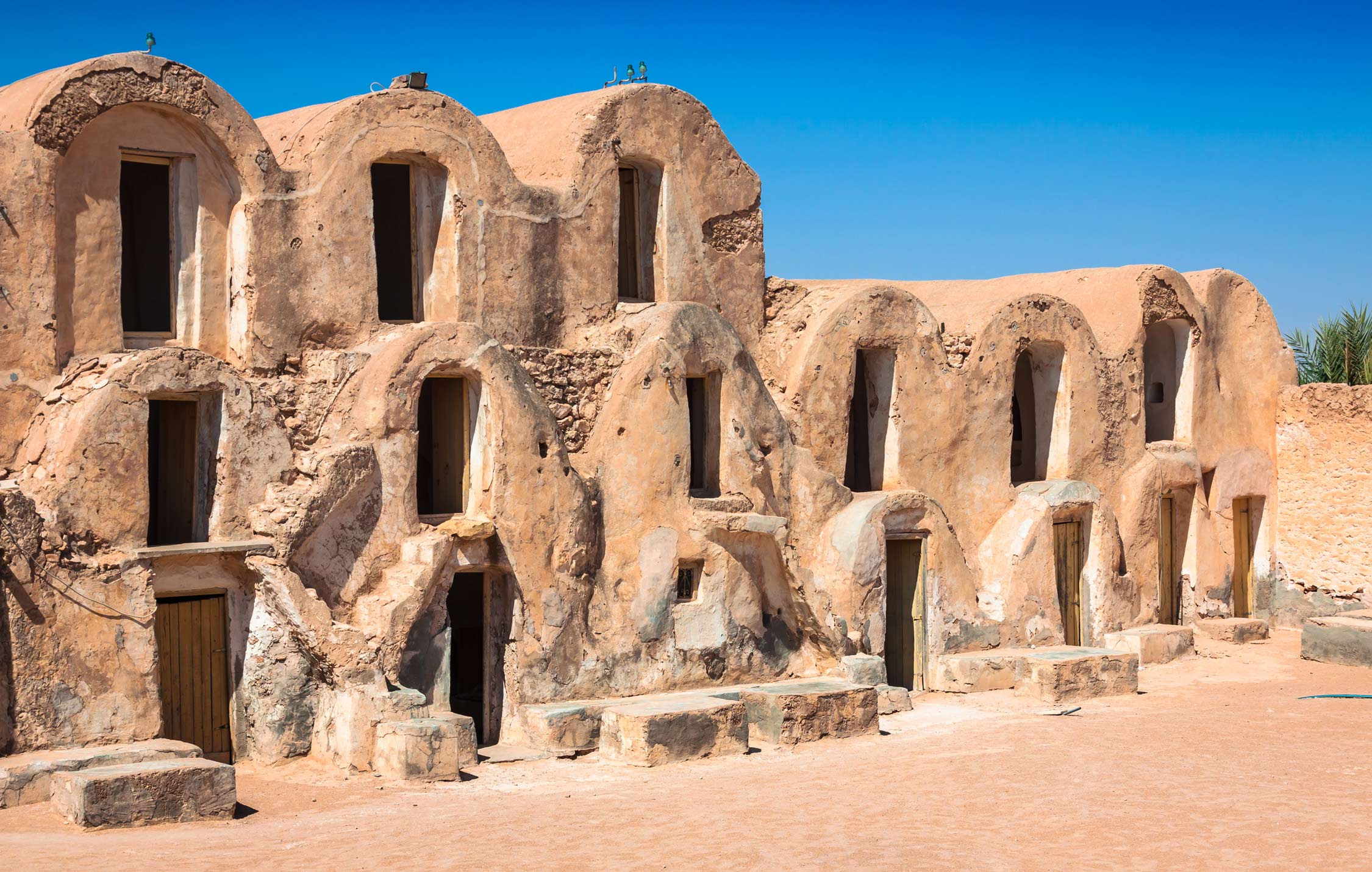 acliviaggi-tunisi-tunisia-medenine-fragment-old-ksar-located-inside-village-there-were-formerly-fortified-granaries-ghorfas-ma