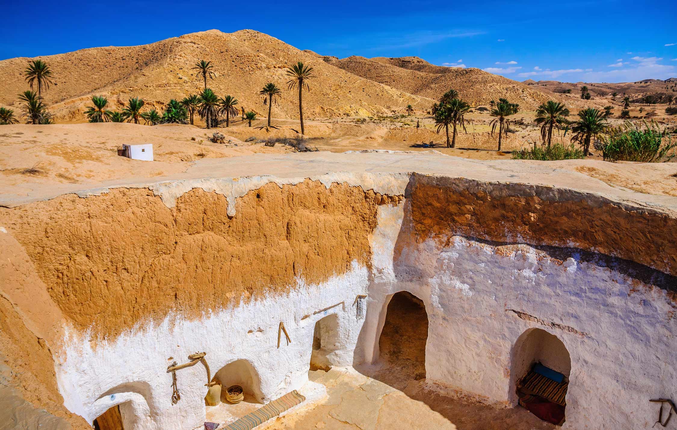 acliviaggi-tunisi-view-traditional-berber-bedouin-house-sahara-desert-tunisia-ma