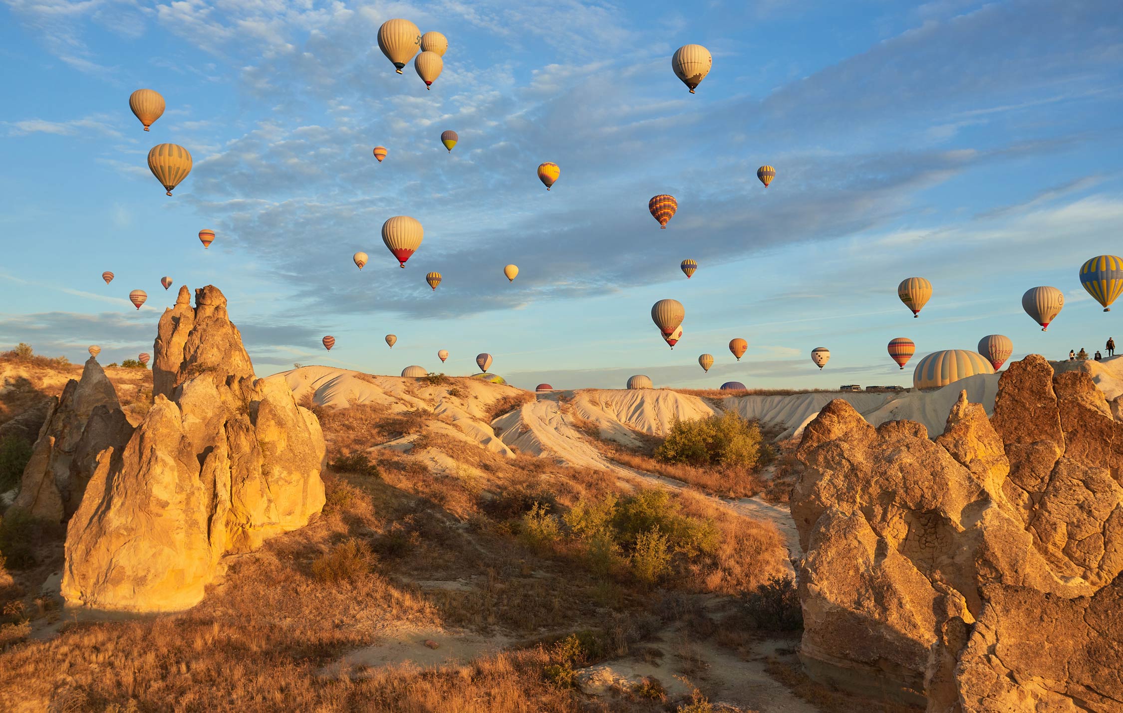 acliviaggi-turchia--cappadocia-con-mongolfiere-sullo-sfondo-ma