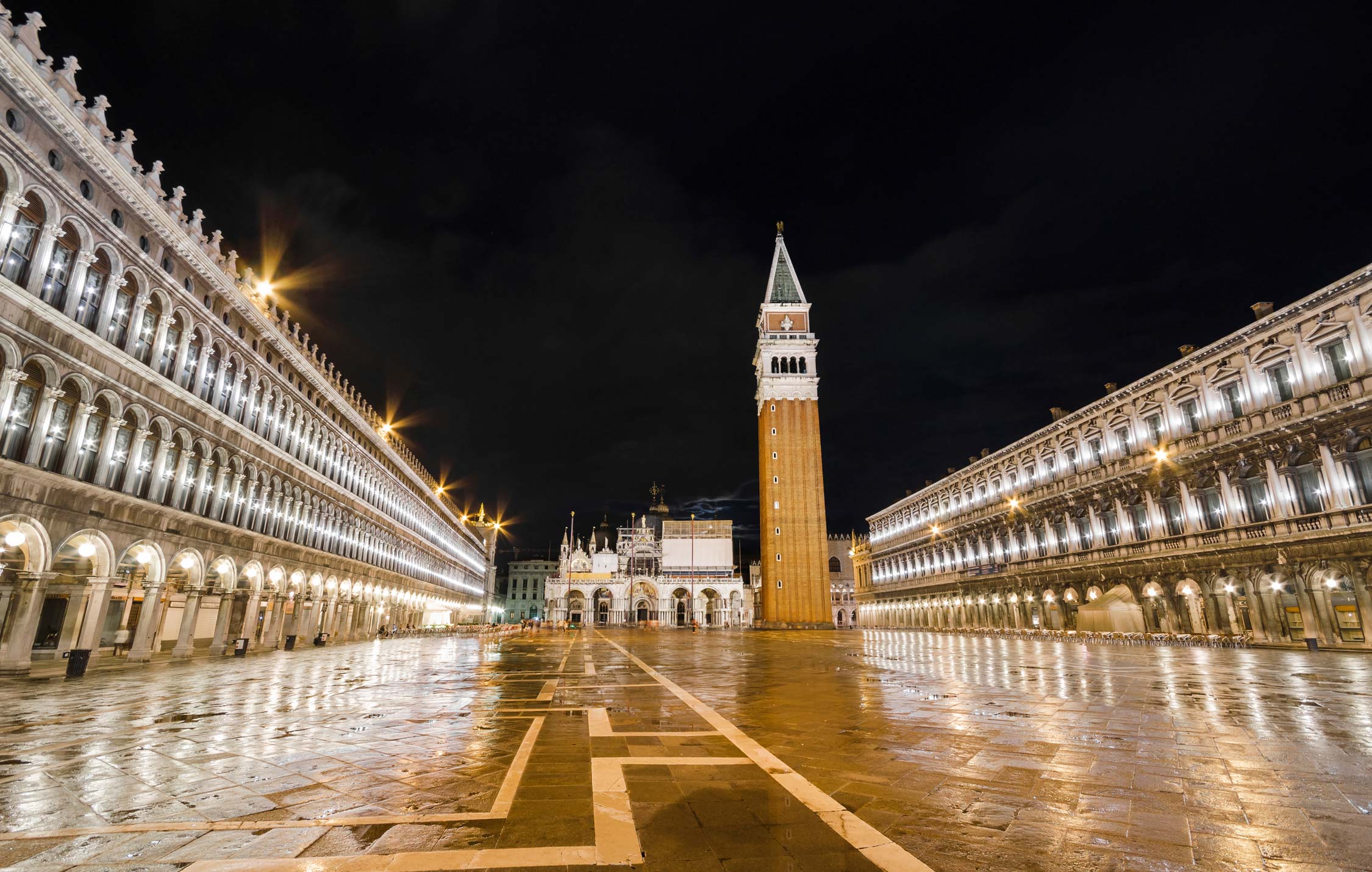 acliviaggi-venezia-piazza-san-marco-notturna-ma