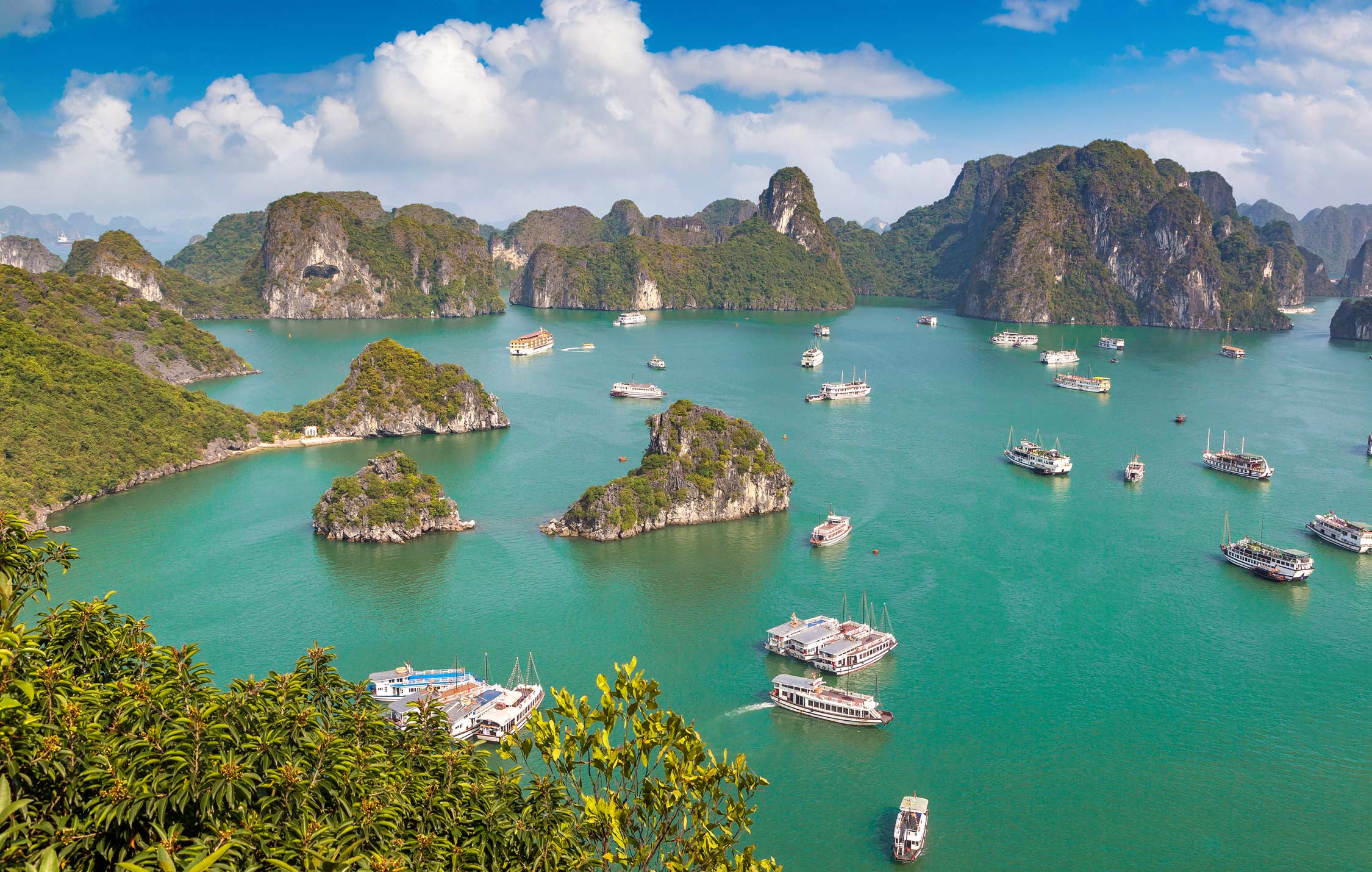 acliviaggi-vietna-panoramic-aerial-view-halong-bay-vietnam-ma