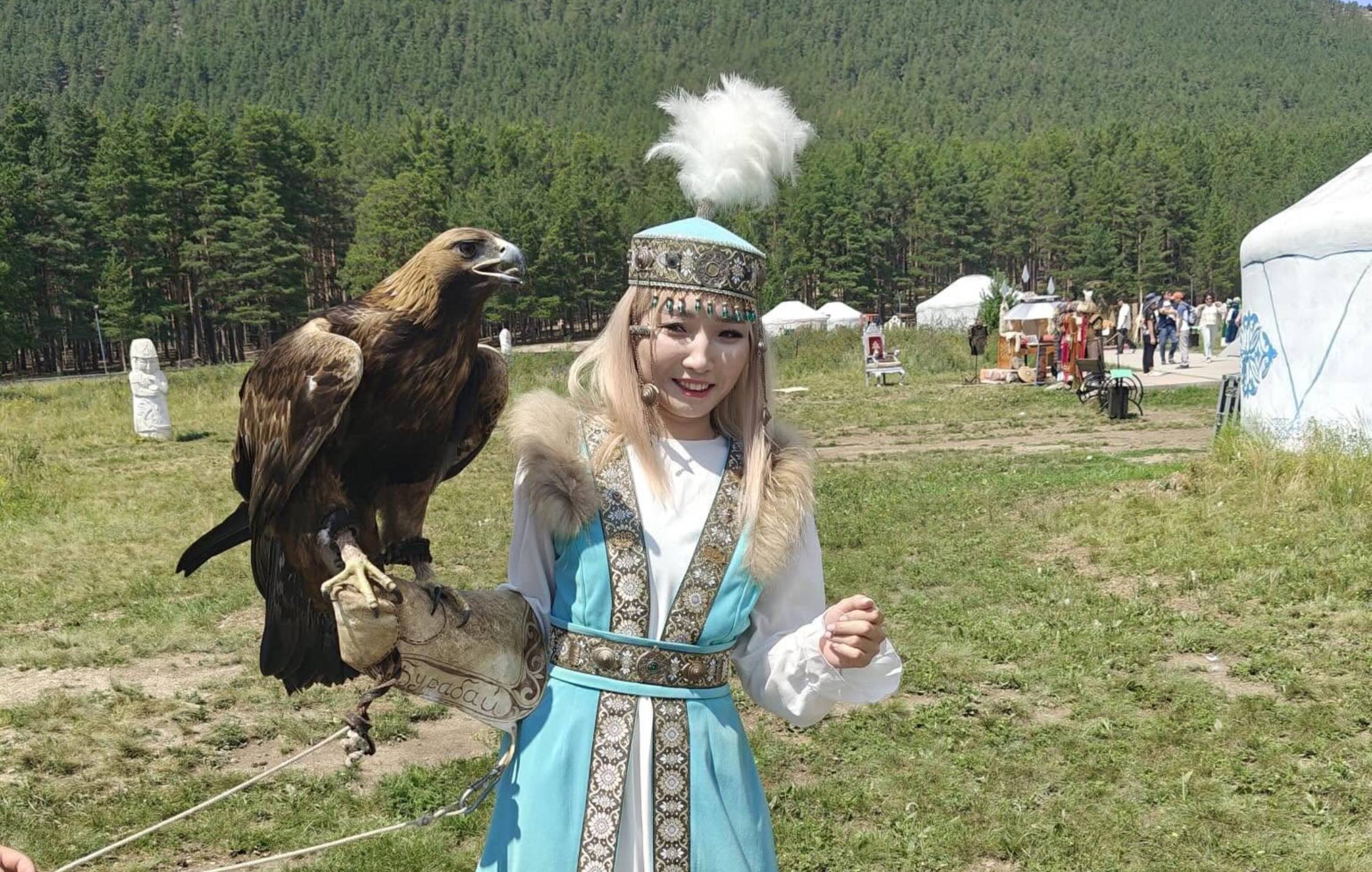 acliviaggi tour di gruppo kazakistan abito tradizionale
