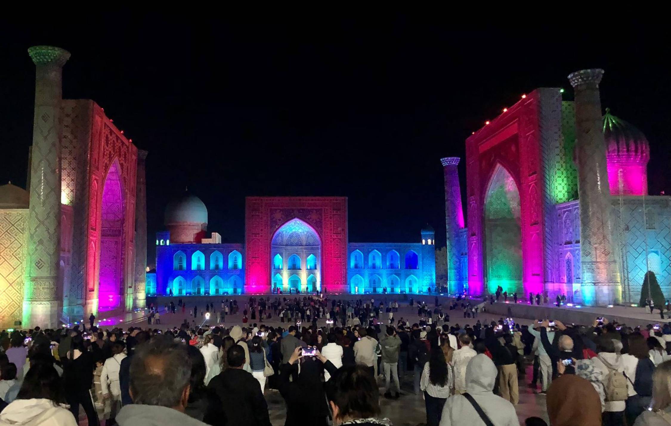 acliviaggi uzbekistan piazza Registan Samarcanda by night av