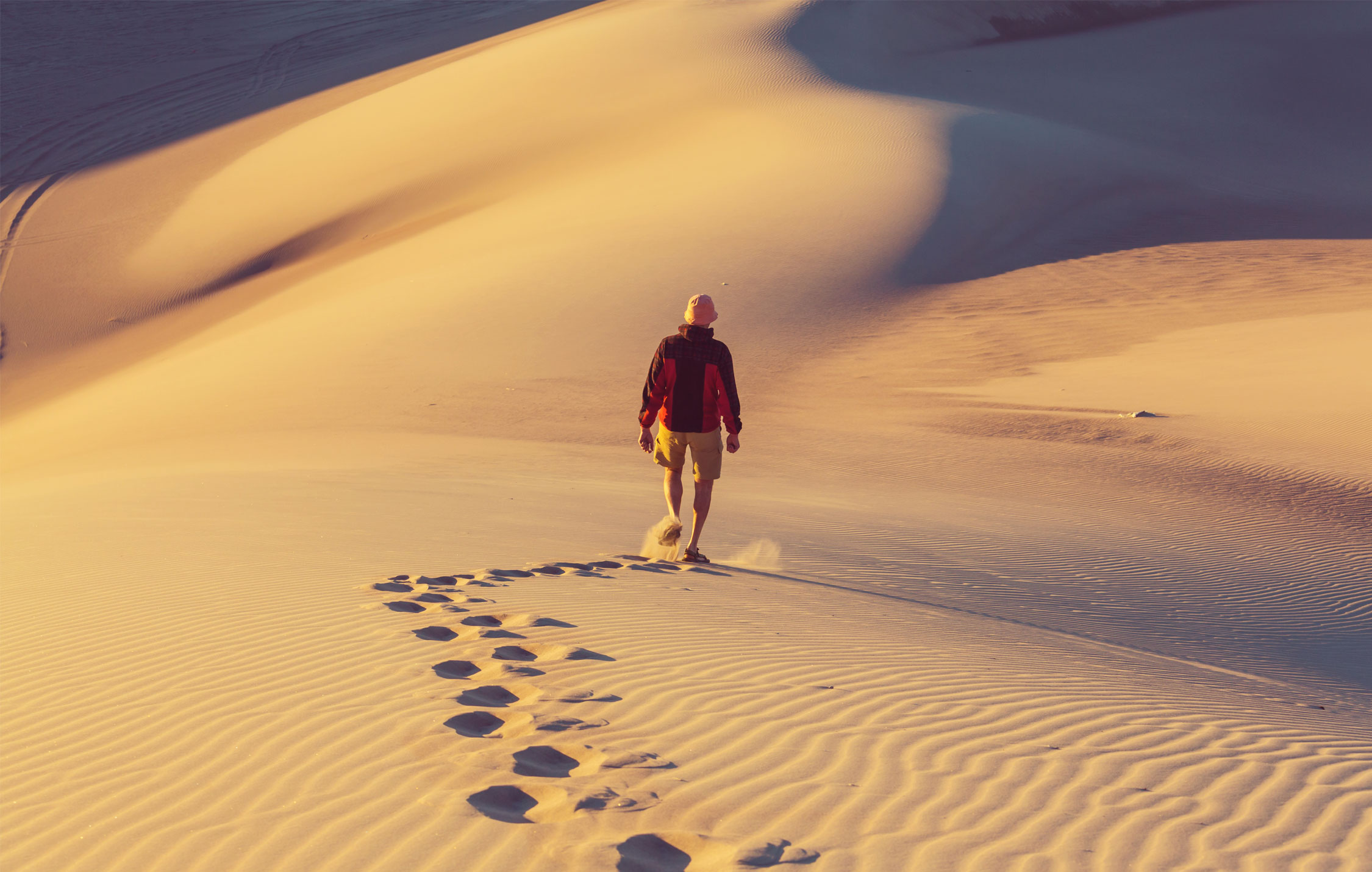 acliviaggi-man-walking-desert-ma