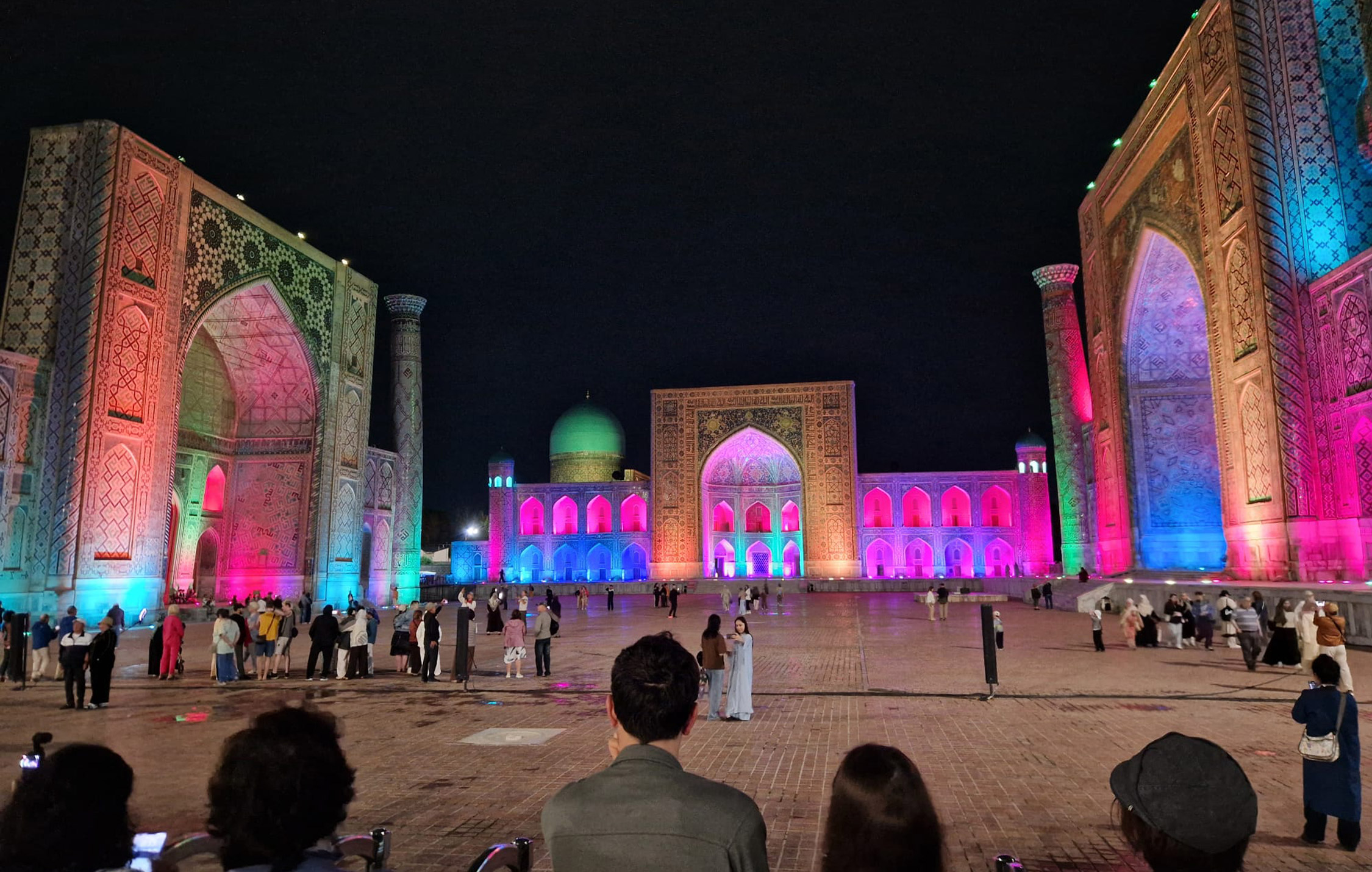 acliviaggi-piazza-registan-illuminata-samarcanda
