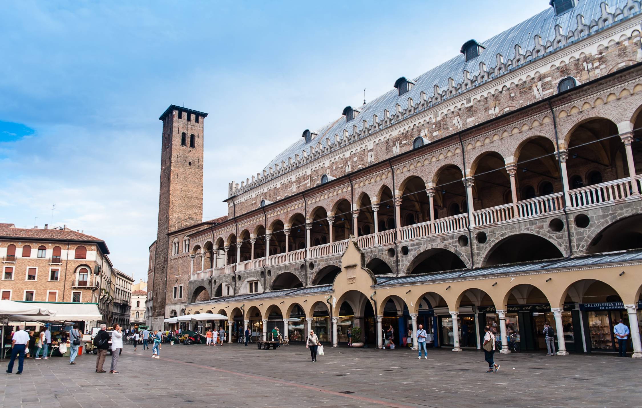 Piazza con torre a Padova